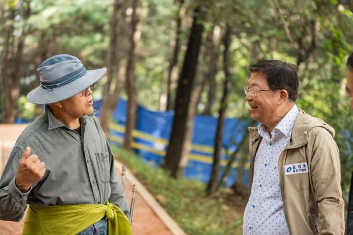 “아차산 숲길 맨발로 산책할까요” - ‘광진구 아차산 맨발 산책로’ 개장