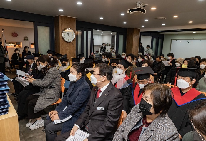 “눈물의 교가 제창, 만학의 결실 이뤘어요” - 성인문해교육기관 ‘상일학교’ 졸업식 참석