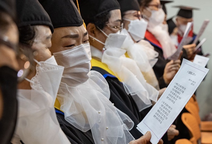 “눈물의 교가 제창, 만학의 결실 이뤘어요” - 성인문해교육기관 ‘상일학교’ 졸업식 참석