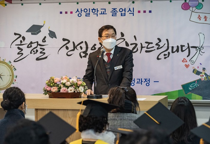 “눈물의 교가 제창, 만학의 결실 이뤘어요” - 성인문해교육기관 ‘상일학교’ 졸업식 참석