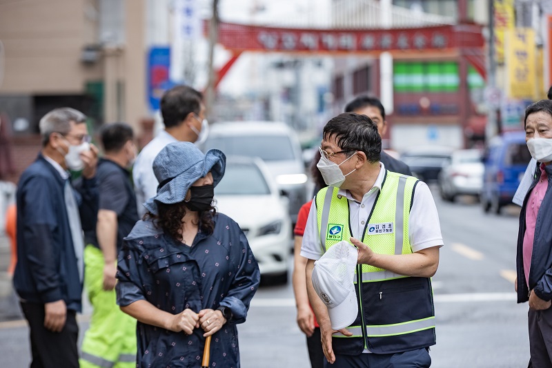 "주민과 함께 골목 누비며 묵은 때 벗겨요~" - 주민과 함께하는 골목청소!