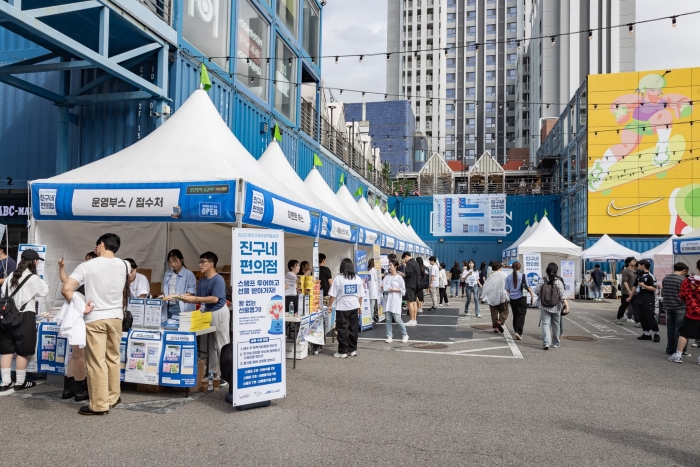 9월 13일, 청년의 날을 맞아
‘2025 광진구 청년정책 홍보전’을
개최했습니다. 

청년의 날은 청년의 권리 보장과 발전의
중요성을 알리기 위해 제정된
법정기념일로, 올해 행사는 청년들에게 친숙한
건대 커먼그라운드에서 열려
큰 관심을 모았습니다.

‘진구네 편의점’을 콘셉트로 진행된 이번 행사는
취업·창업·금융·건강 등 생활과 밀접한 정보를
제공하는 14개 정책 부스와 청년창업가들이
참여한 12개 프리마켓이 운영되었으며, 포토존
촬영 이벤트, 버스킹 공연 등 다양한 프로그램이
마련돼 청년들이 즐겁게 교류하고 유익한
정보를 얻는 시간이 었습니다.

또한 청년취업사관학교 광진캠퍼스,
서울일자리센터 등 13개 유관기관이 함께
참여해 청년들이 실질적인 정책과 지원을
가까이에서 접할 수 있었던
의미 있는 행사였습니다. 

광진구는 앞으로도 청년들의 목소리에
귀 기울이며, 실질적 도움이 되는 정책을
지속적으로 확대해 청년들이 희망을 갖고
미래를 준비할 수 있도록
최선을 다하겠습니다.