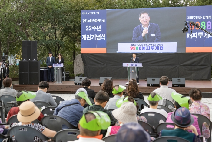지난 30일, 제29회 노인의날을 맞아
'지역 주민과 함께하는 9988 해피투게더'
행사를 개최했습니다.

매년 10월 2일, 노인의 날은 노인에 대한
존경의 의미를 되새기고 노인 문제에
대한 국민의 관심을 높이기 위해 제정된
법정기념일입니다. 

이번 행사는 광진구 홍보대사로 활동 중인
리틀엔젤스예술단의 축하 공연을
시작으로 모범 어르신과 복지유공자 표창,
지역 청소년 장학금 전달 등 세대 간의
나눔을 실천하고 관내 복지관과 여러 기관도
함께 참여해 건강 관리, 치매 예방 활동 등
다양한 프로그램으로 어르신들의 활기차고
건강한 노년을 기원하며 존경과 감사의
뜻을 전해 드릴수 있었습니다. 

이번 행사를 통해 우리 사회의 든든한
버팀목이 되어주신 어르신들께 감사의 마음을
다시 한번 전해드리며, 광진구는 앞으로도
어르신들을 위한 다양한 복지정책을
지속적으로 확대하고 발전시켜 모든 어르신이
건강하고 행복한 노후를 누리실 수 있도록
최선을 다하겠습니다.
