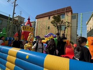 "학교, 오늘은 놀이터! " 