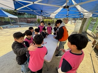 "학교, 오늘은 놀이터! " 