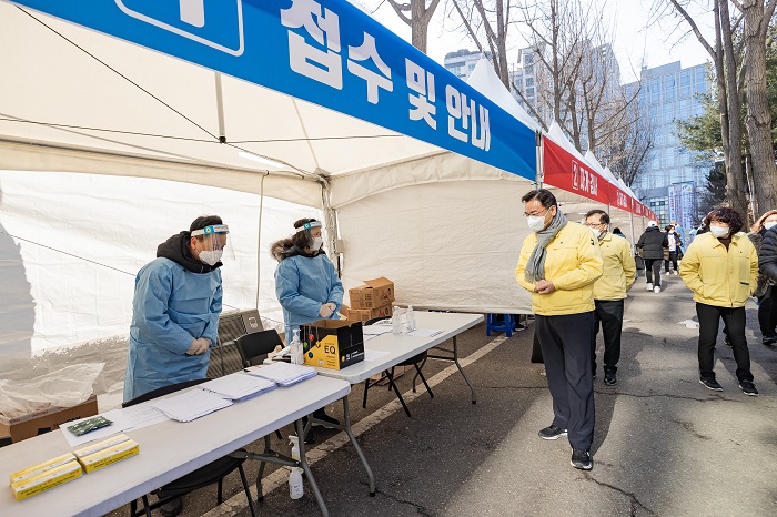 "오미크론에 신속 대응" - '신속항원검사소' 운영