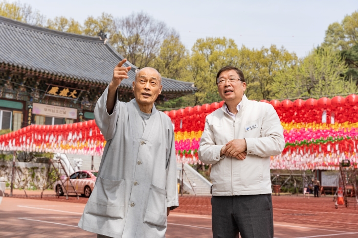 ‘부처님 오신 날 맞아’ 지역 사찰 방문