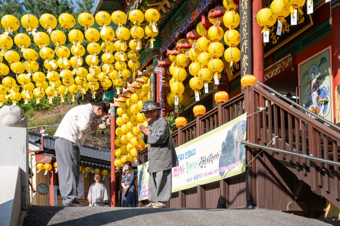 ‘부처님 오신 날 맞아’ 지역 사찰 방문