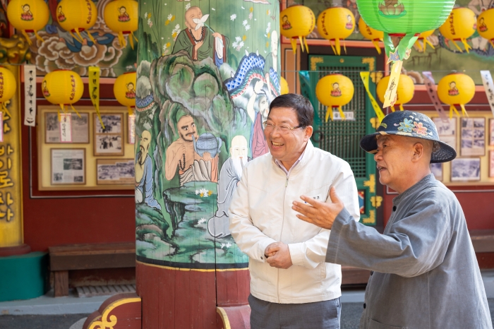 ‘부처님 오신 날 맞아’ 지역 사찰 방문