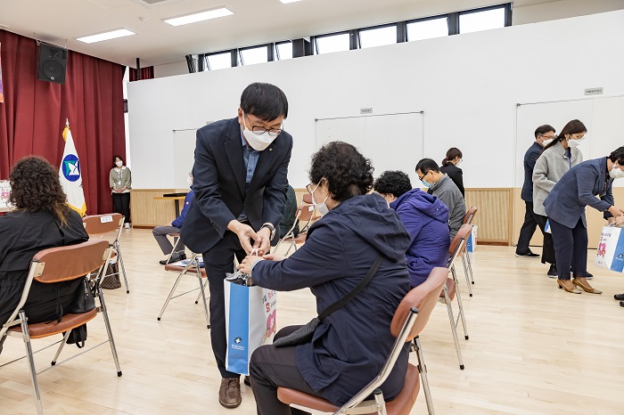 “건강하고 행복하세요!” 경로의 달 맞이 효(孝)꾸러미 행사