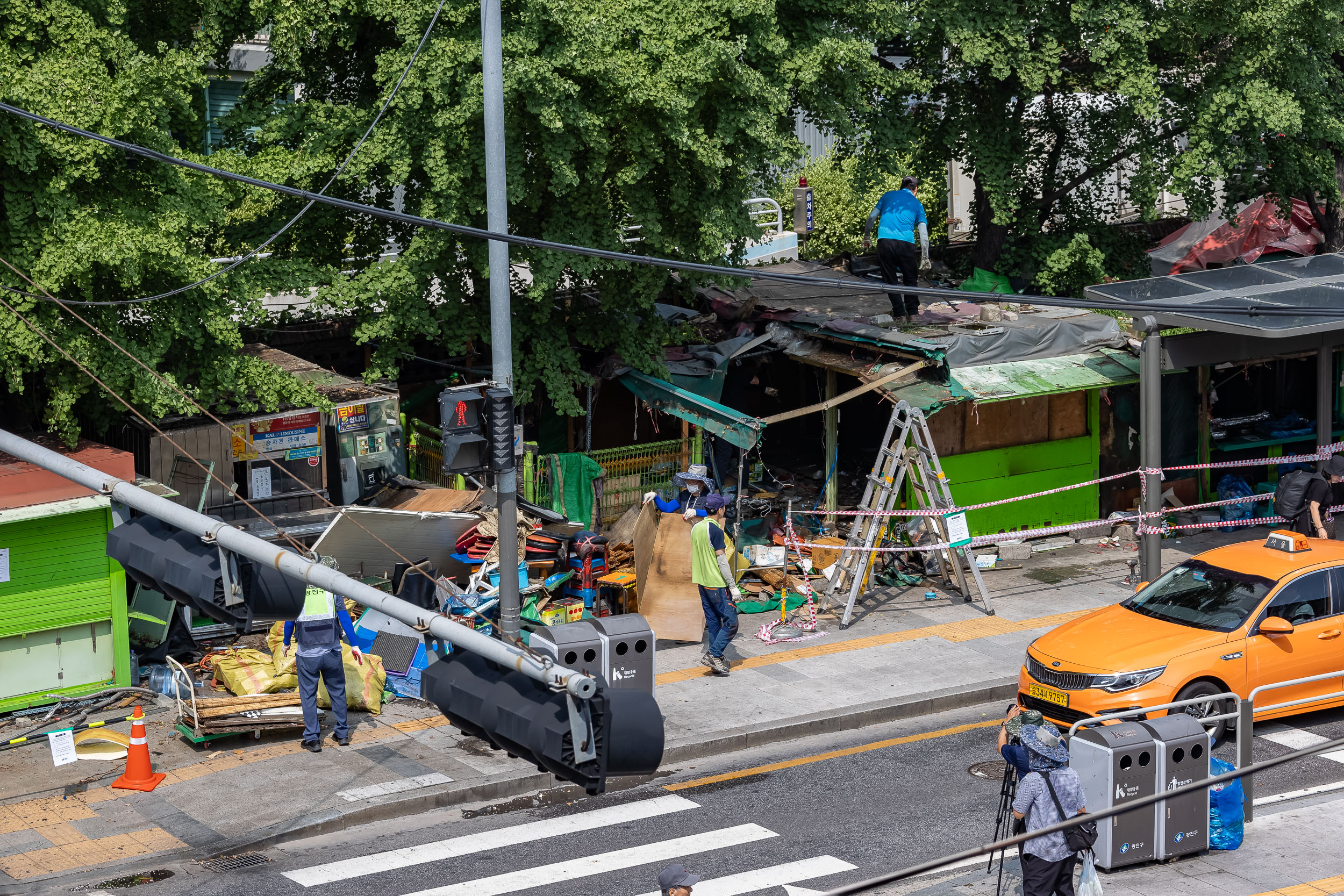 20230706-구의3동 강변 우성아파트 담장 앞 노점상 철거1 230706-0576_G_112025.jpg