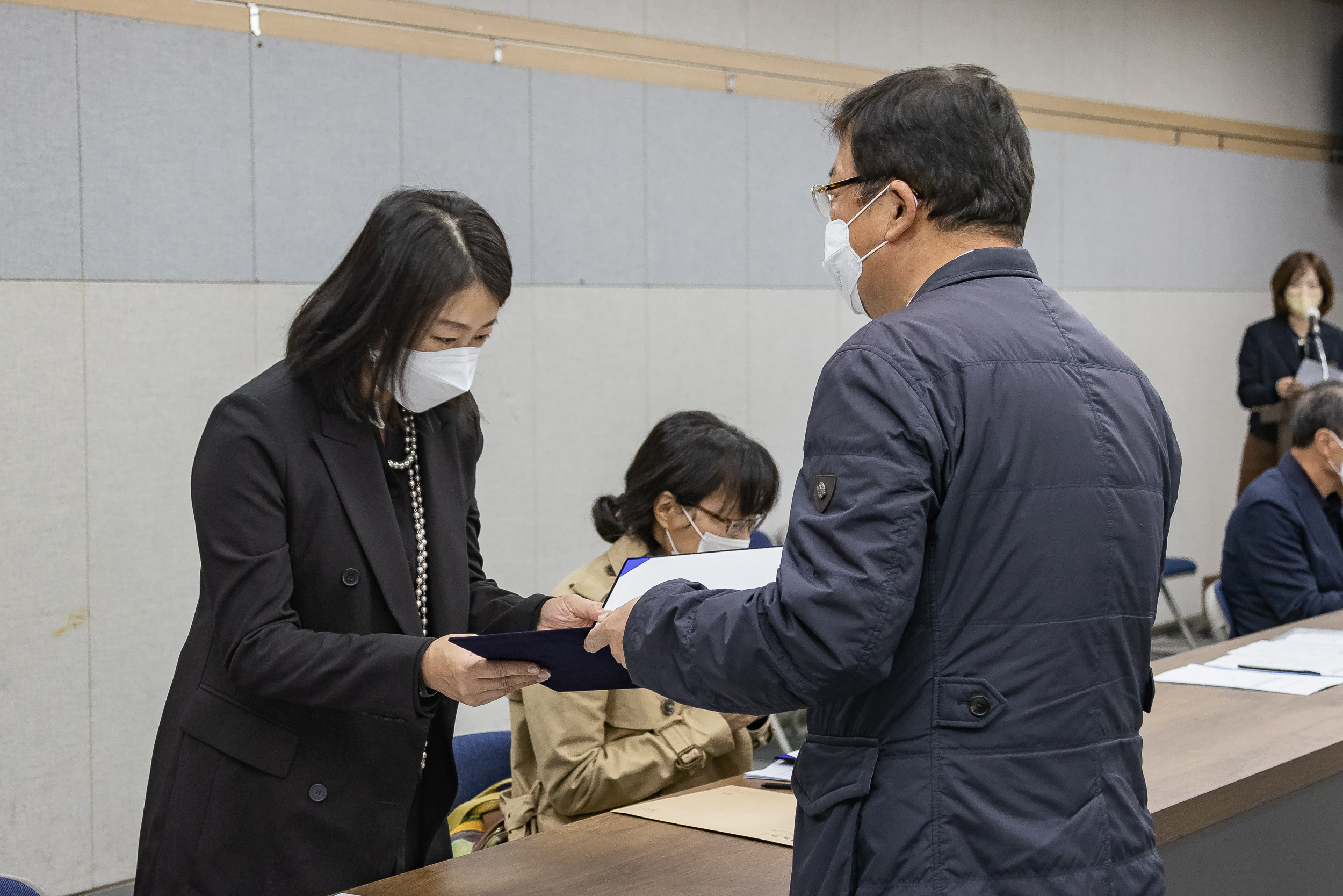 20221012-2022년 제4회 계약심의위원회 개최 및 위촉장수여 221012-0058_G_085258.jpg