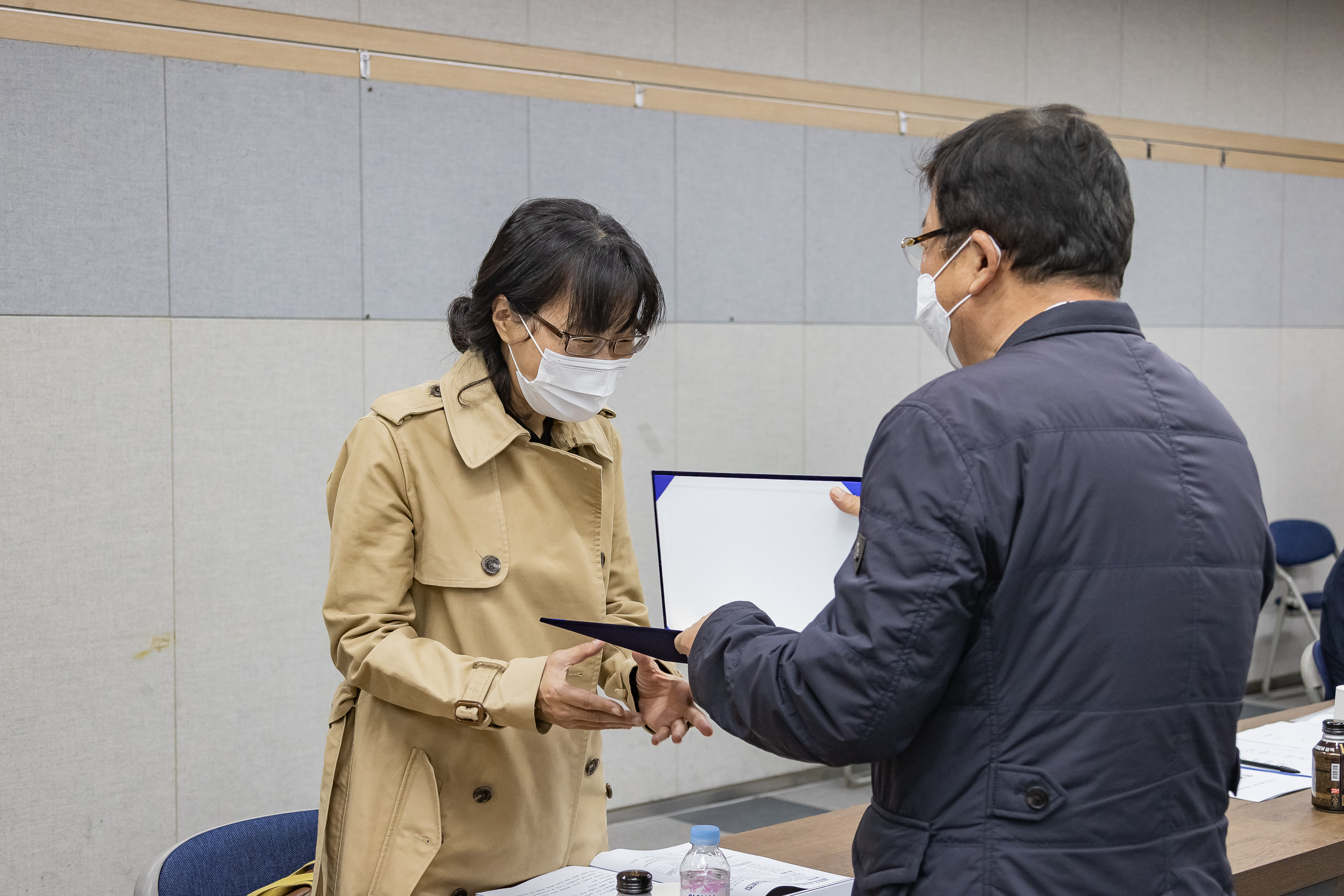 20221012-2022년 제4회 계약심의위원회 개최 및 위촉장수여 221012-1174_G_085300.jpg