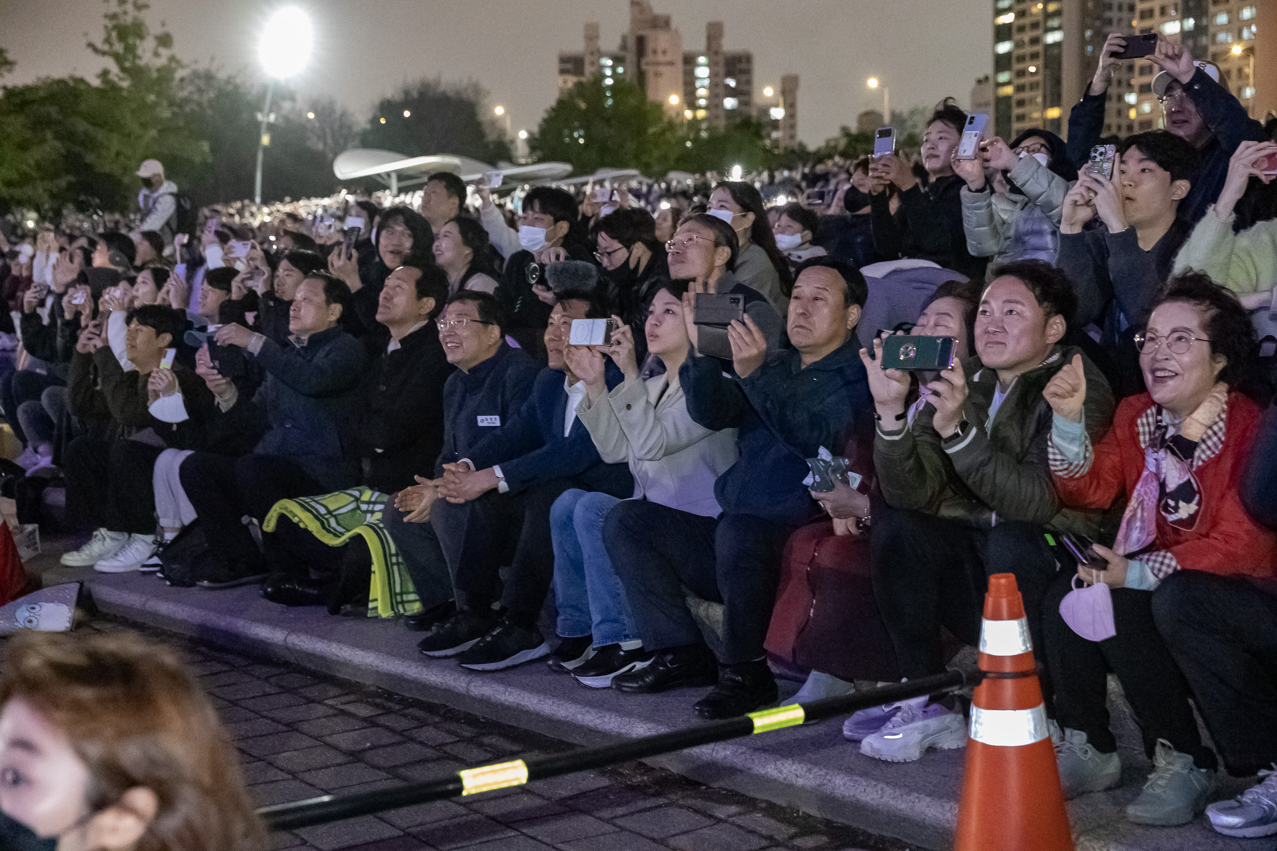 20230429-2023한강불빛공연 드론라이트쇼 230429-0408_G_215133.jpg