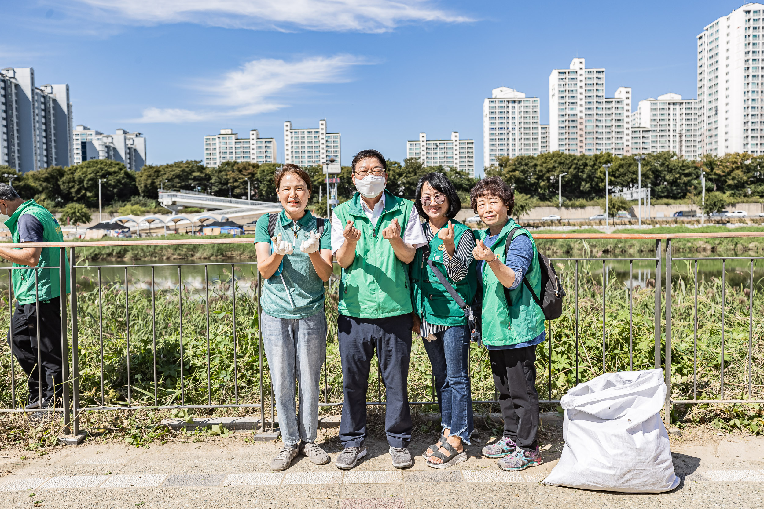 20220927-생명운동실천 중랑천 환경정화활동 - 광진구새마을회 220927-0676_G_094814.jpg