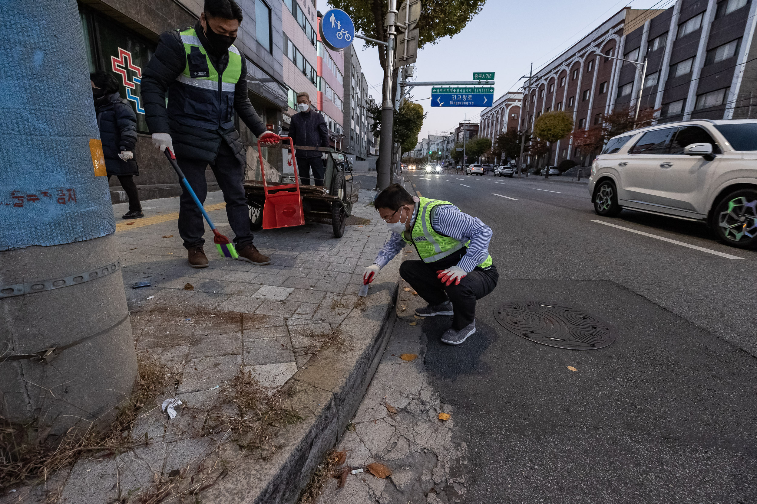 20221104-제7회 주민과 함께하는 중곡제2동 골목 청소 221104-0090_G_095739.jpg