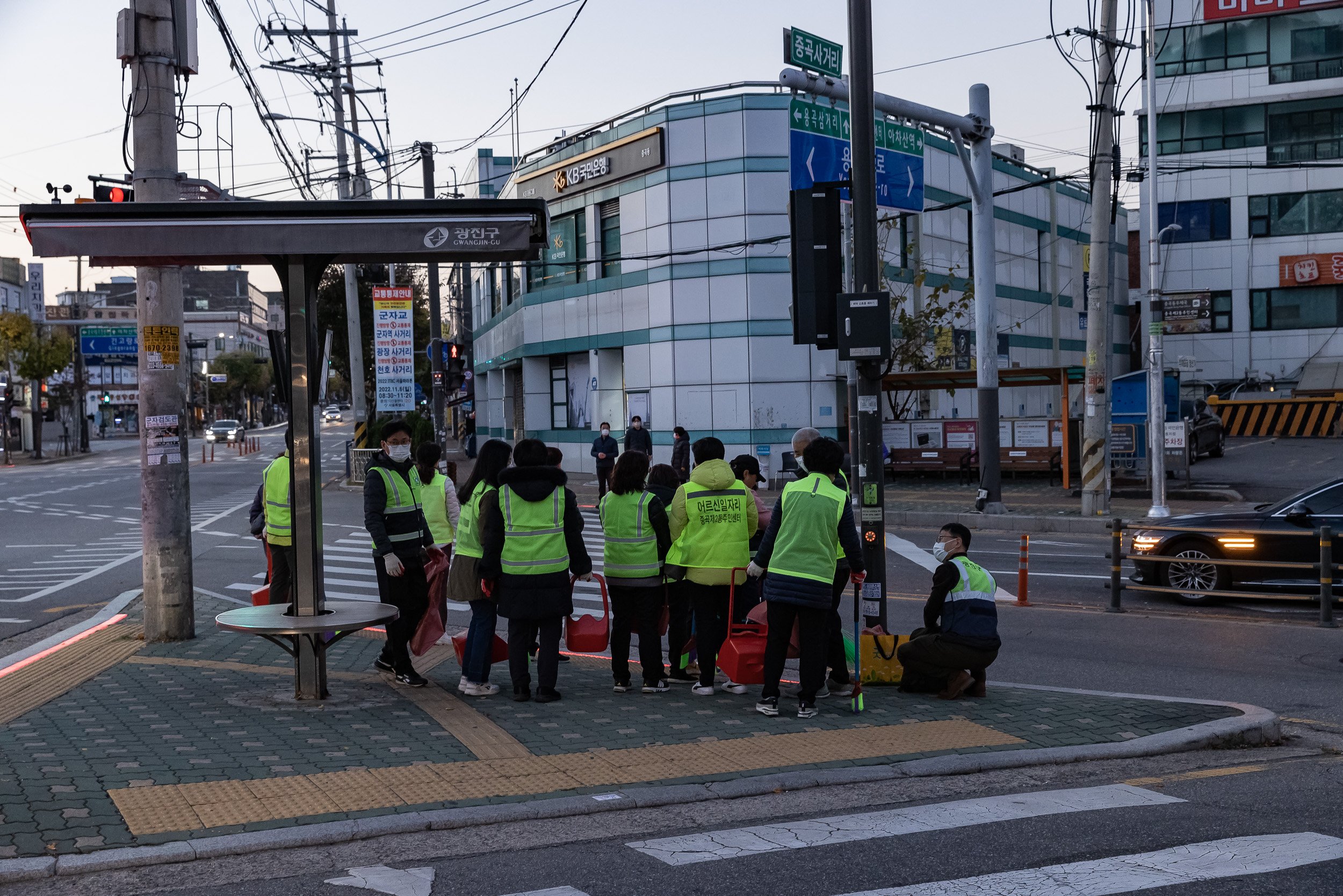 20221104-제7회 주민과 함께하는 중곡제2동 골목 청소 221104-0092_G_095739.jpg