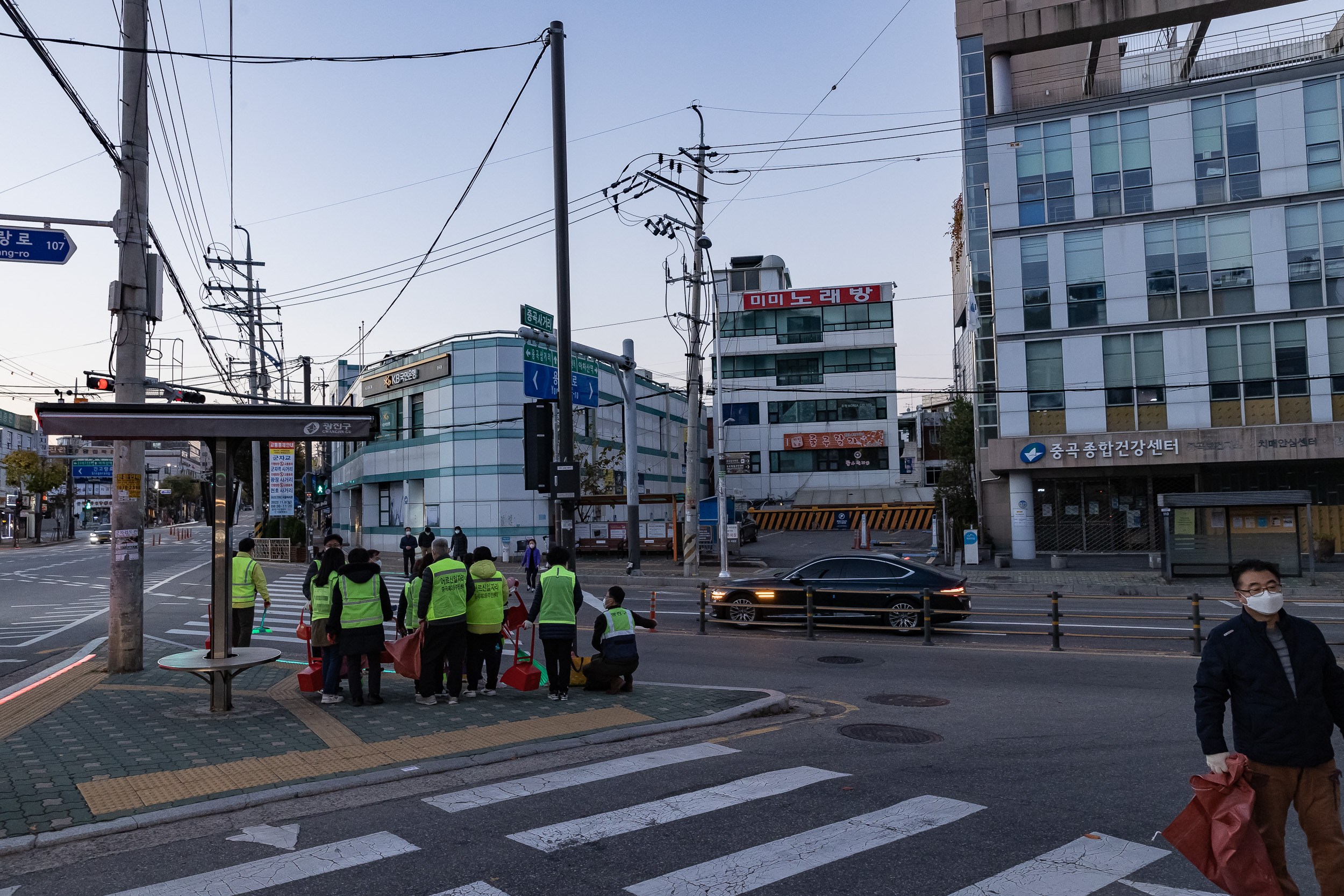 20221104-제7회 주민과 함께하는 중곡제2동 골목 청소 221104-0096_G_095740.jpg