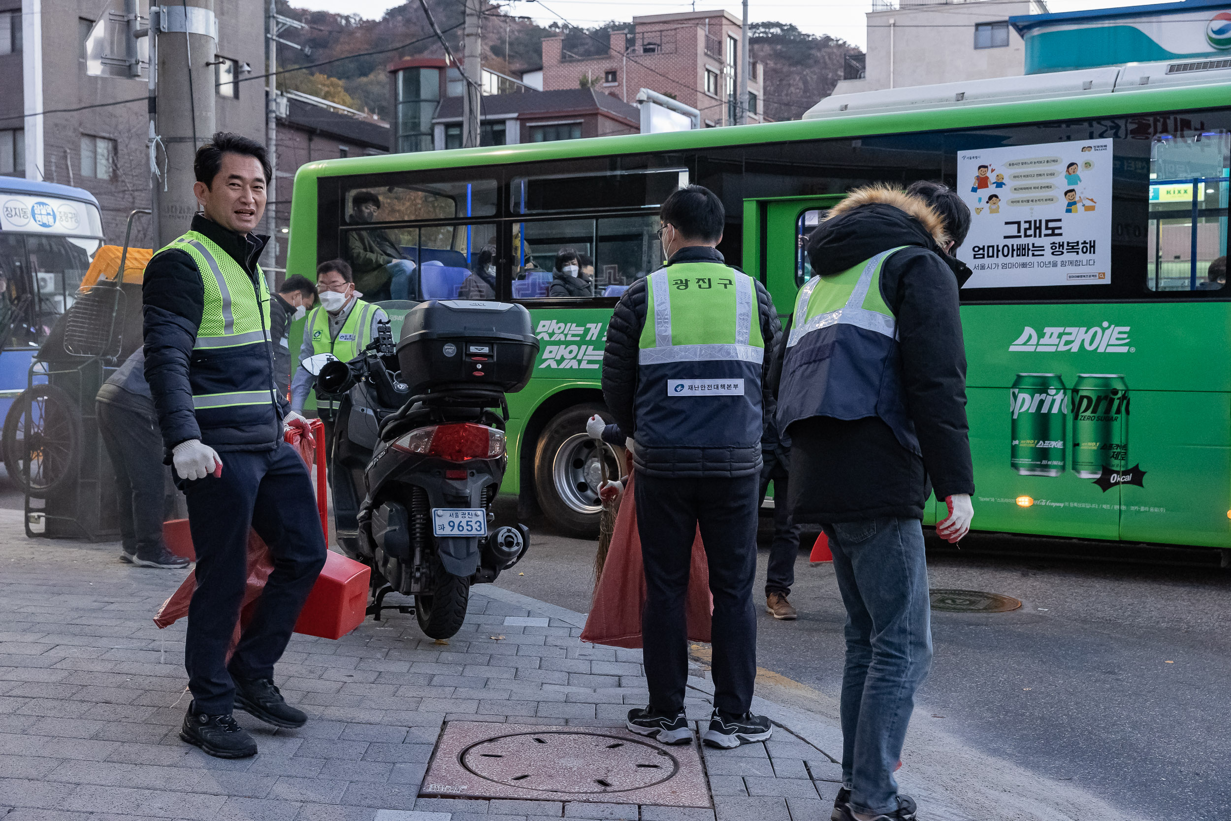 20221104-제7회 주민과 함께하는 중곡제2동 골목 청소 221104-0112_G_095740.jpg