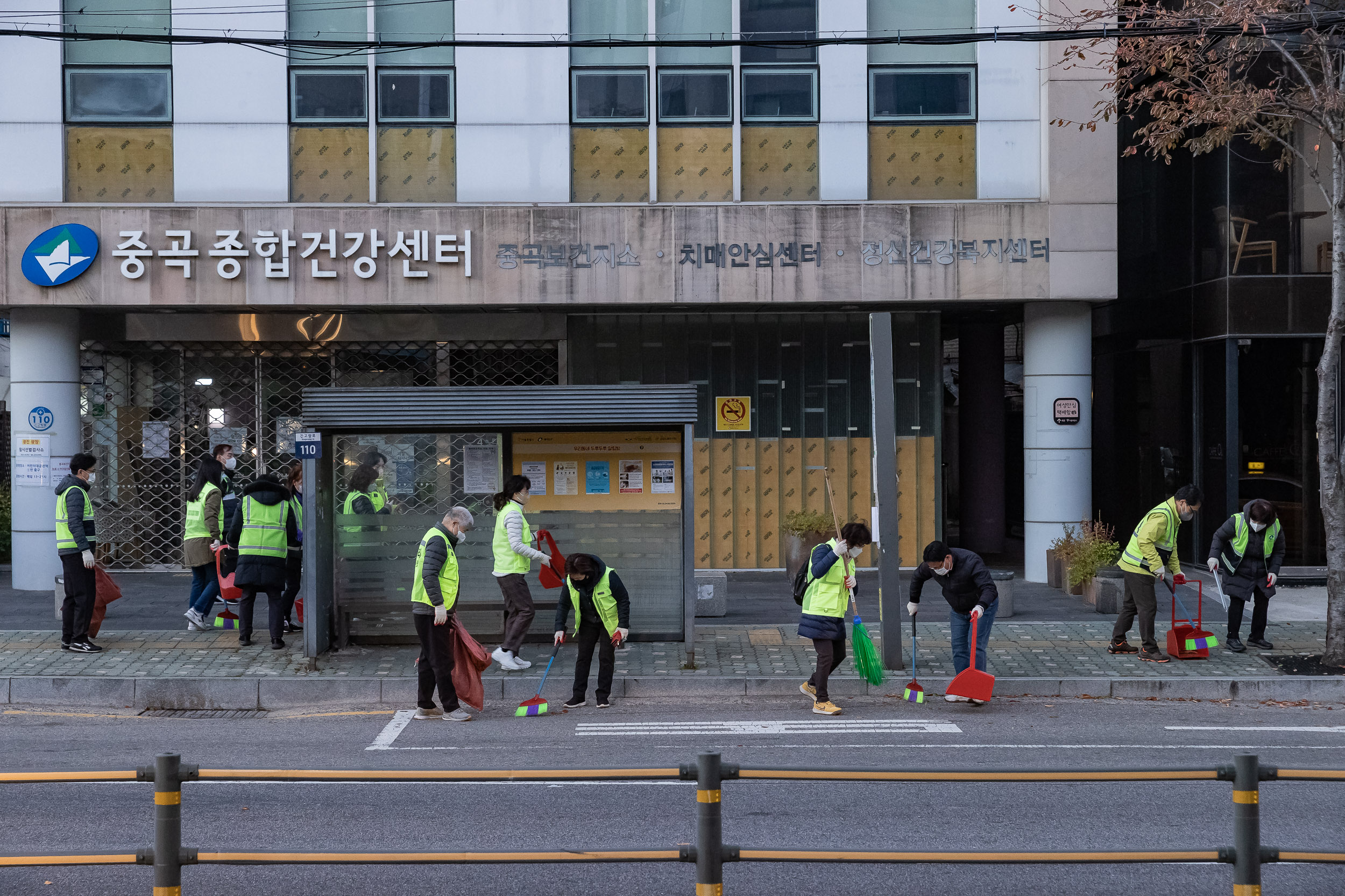20221104-제7회 주민과 함께하는 중곡제2동 골목 청소 221104-0145_G_095740.jpg