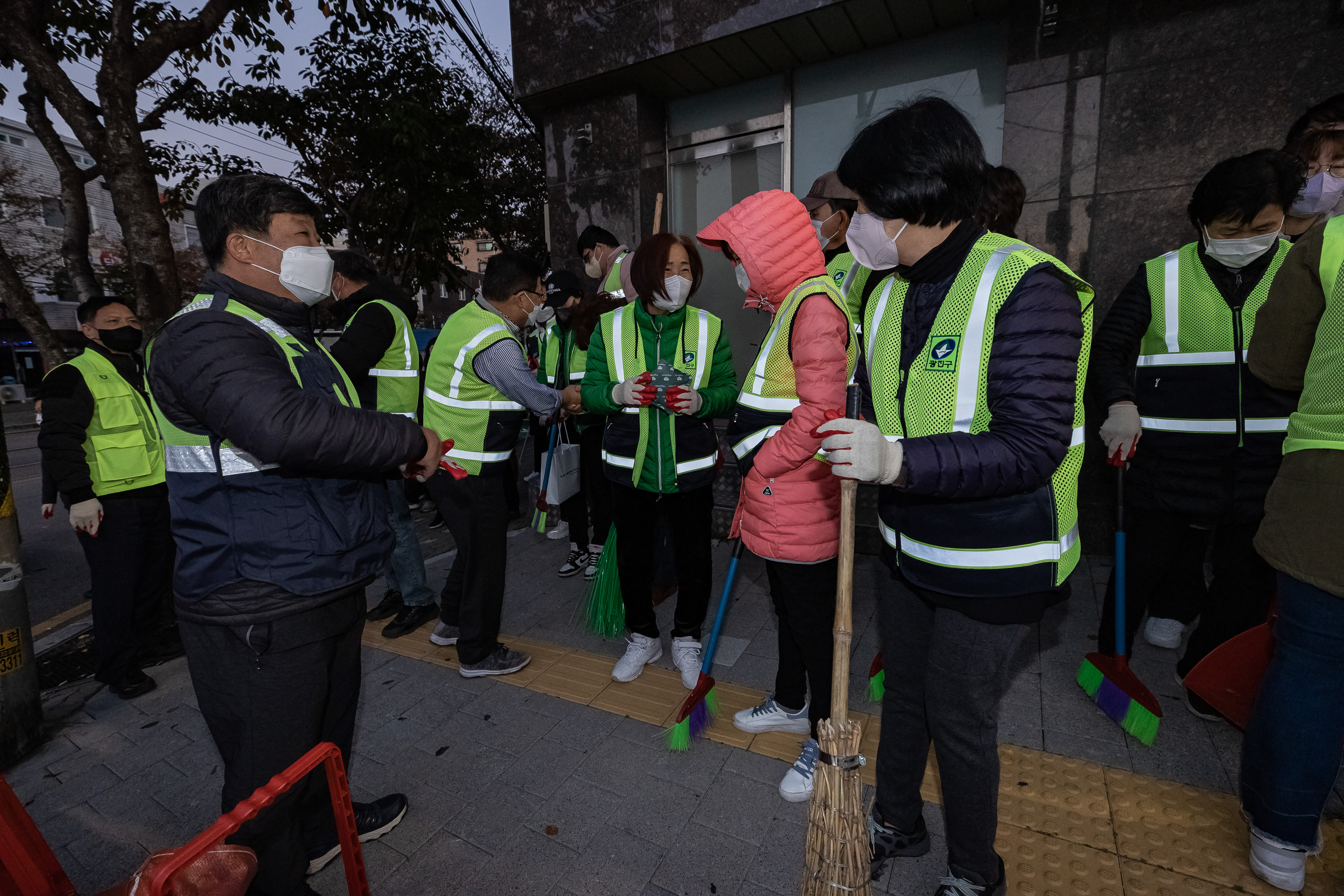 20221104-제7회 주민과 함께하는 중곡제2동 골목 청소 221104-0027_G_095738.jpg