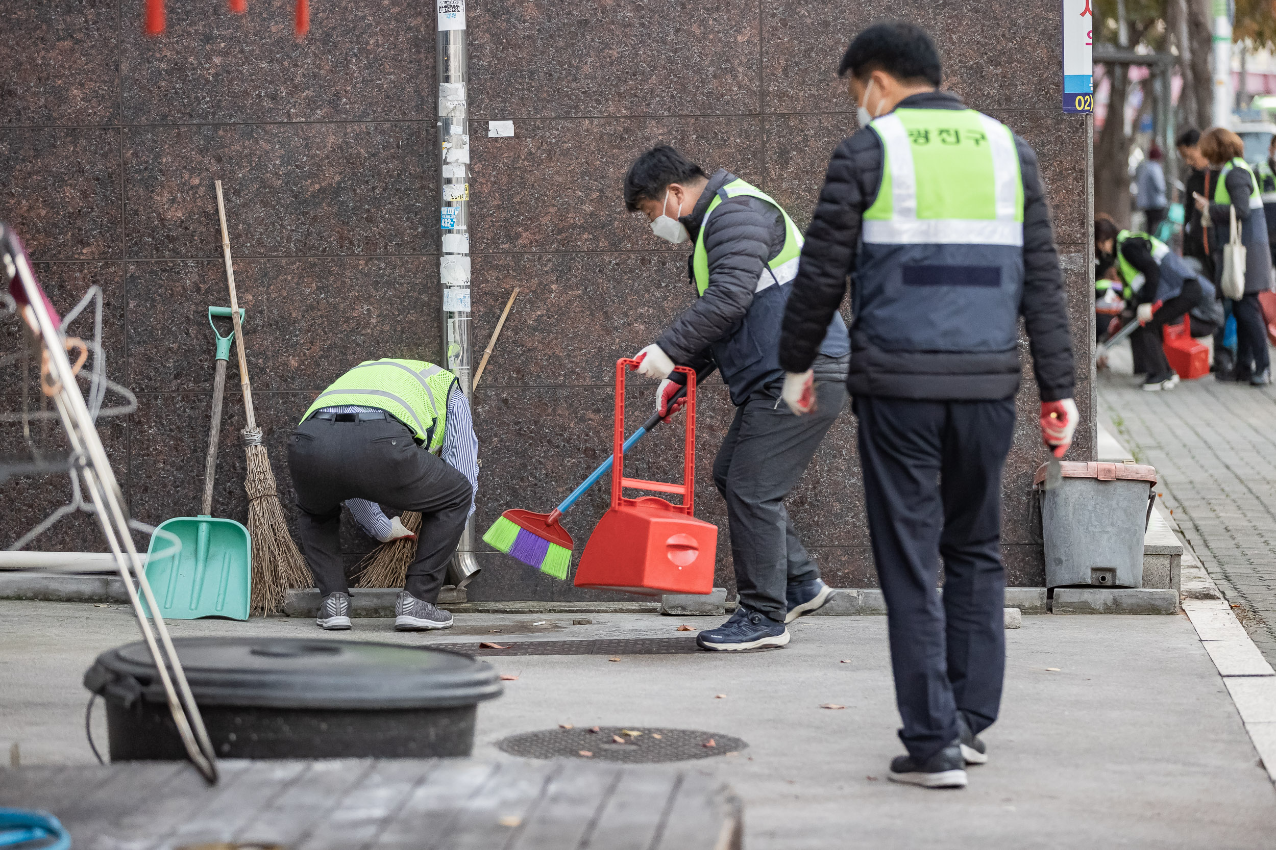20221104-제7회 주민과 함께하는 중곡제2동 골목 청소 221104-0374_G_095742.jpg