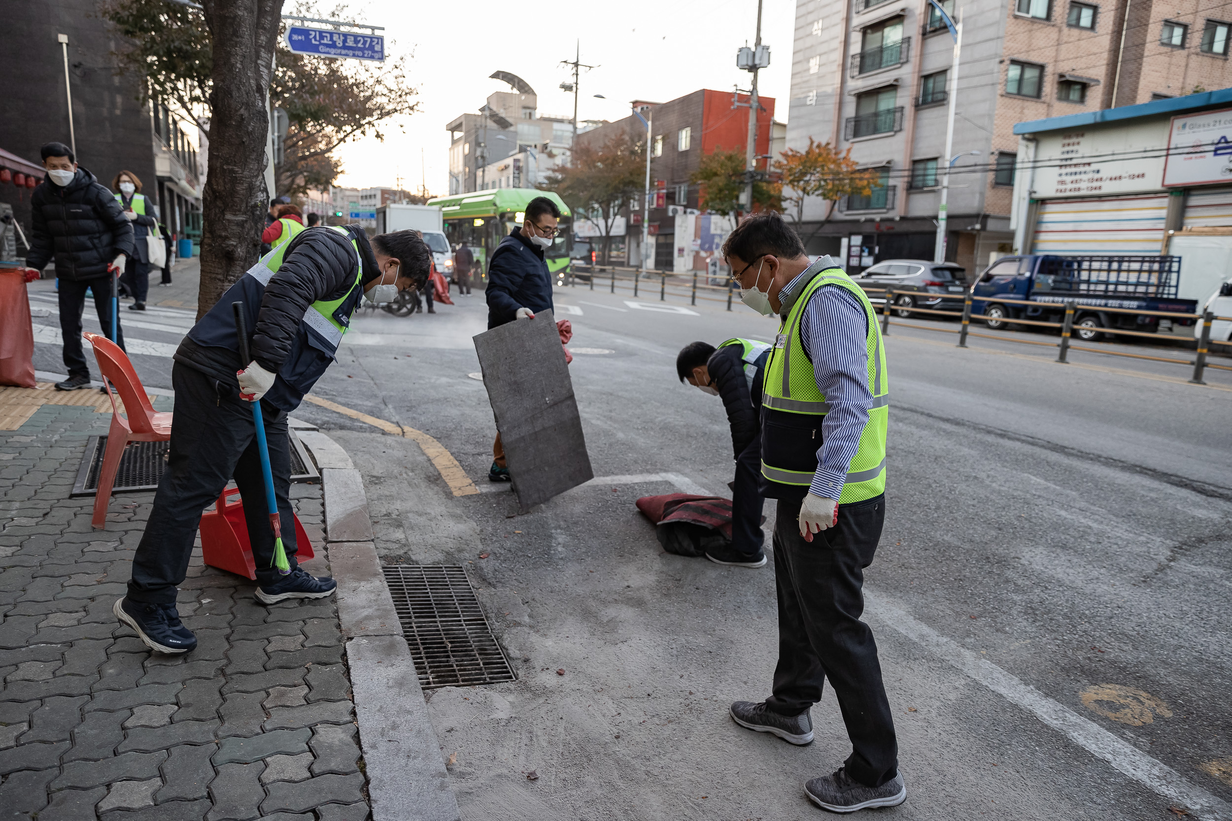 20221104-제7회 주민과 함께하는 중곡제2동 골목 청소 221104-0478_G_095743.jpg