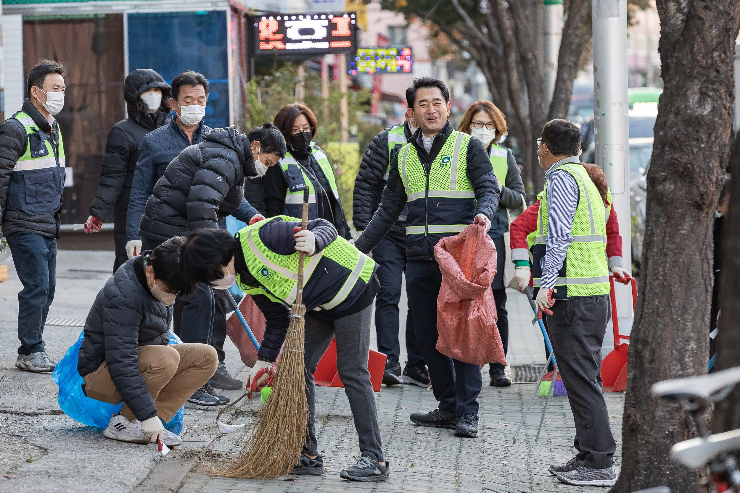 20221104-제7회 주민과 함께하는 중곡제2동 골목 청소 221104-0982_G_095748.jpg