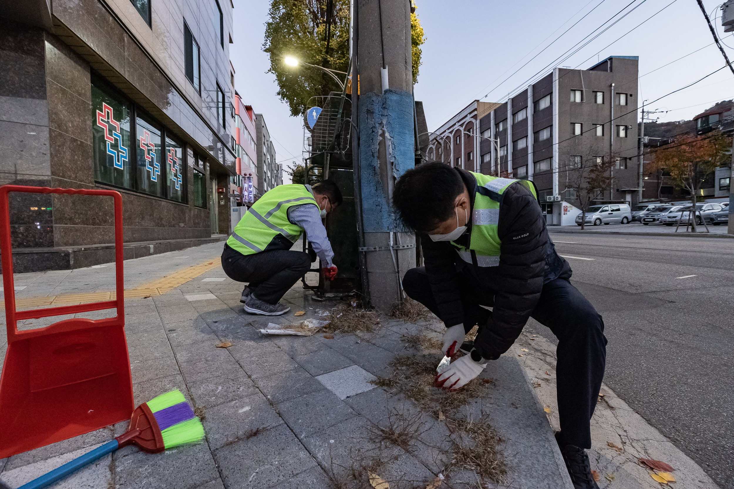 20221104-제7회 주민과 함께하는 중곡제2동 골목 청소 221104-0072_G_095739.jpg