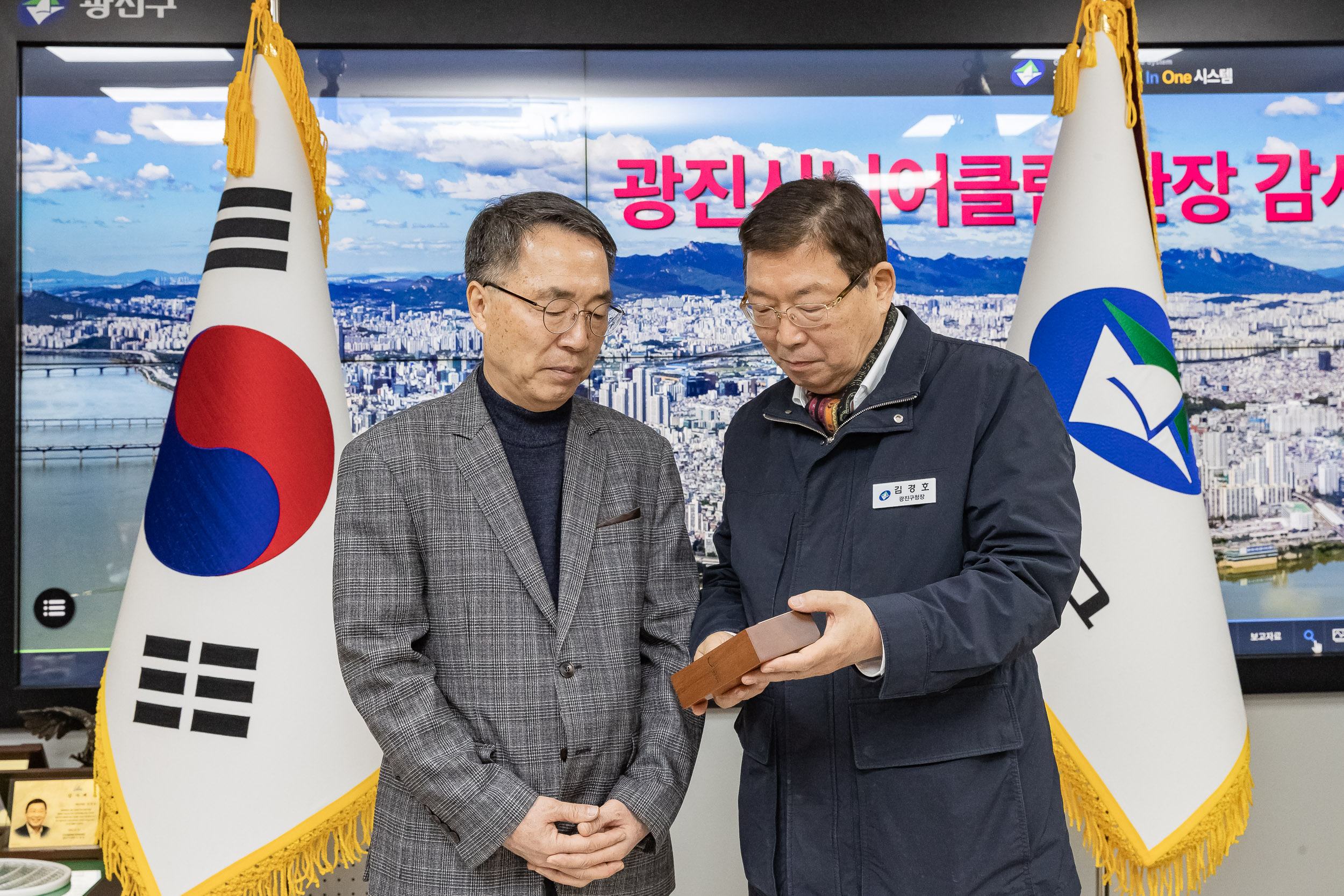 20250108-광진시니어클럽 관장 감사패 수여 2025108_5421_G_170145.jpg