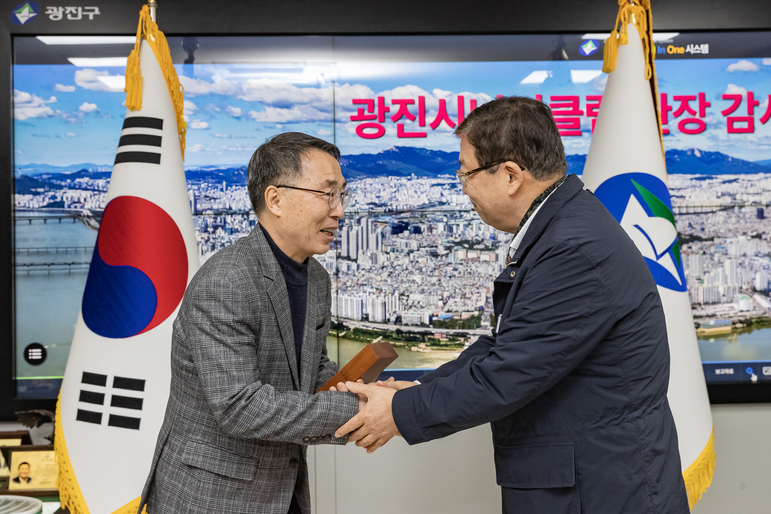 20250108-광진시니어클럽 관장 감사패 수여 2025108_5431_G_170145.jpg