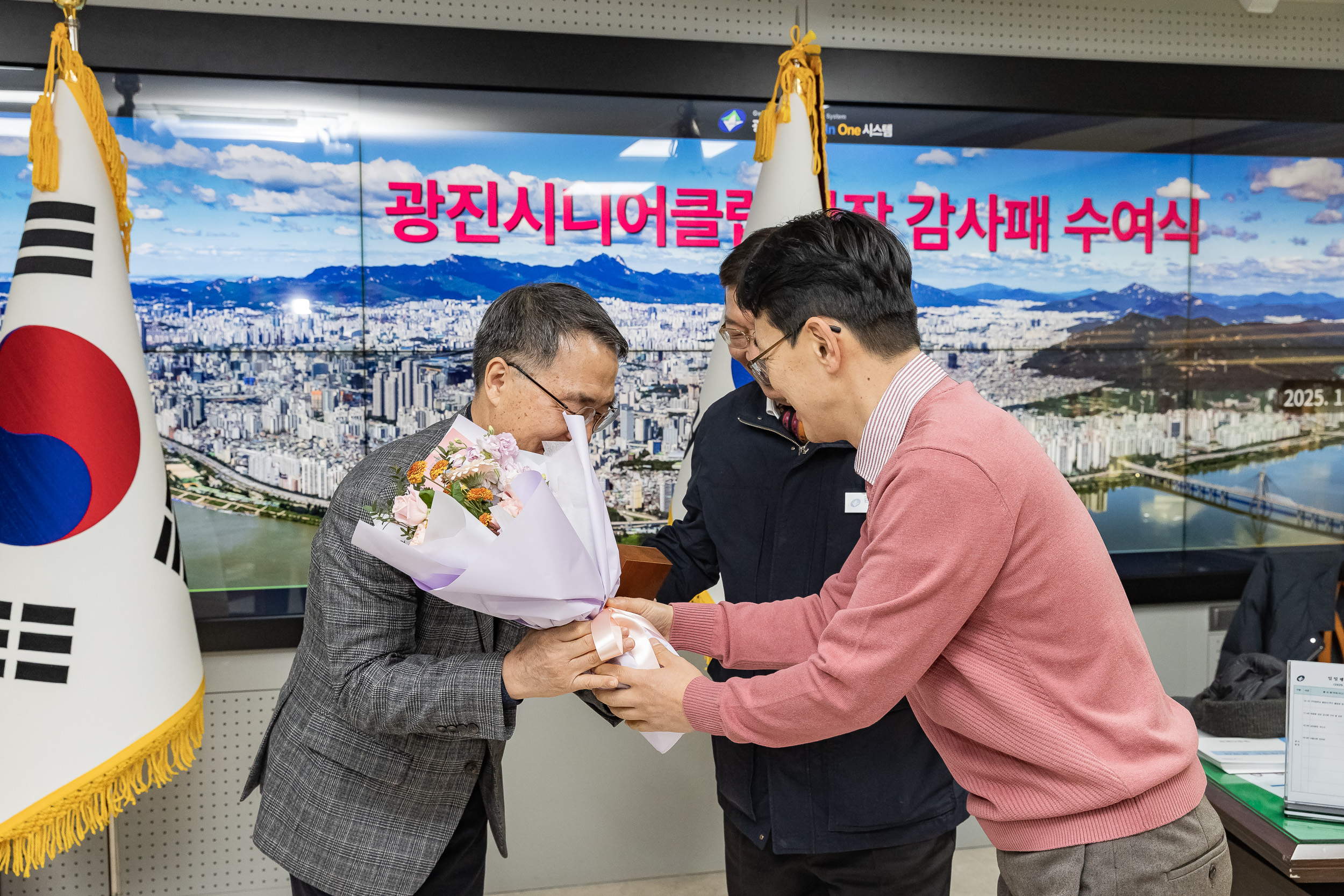 20250108-광진시니어클럽 관장 감사패 수여 2025108_5439_G_170145.jpg