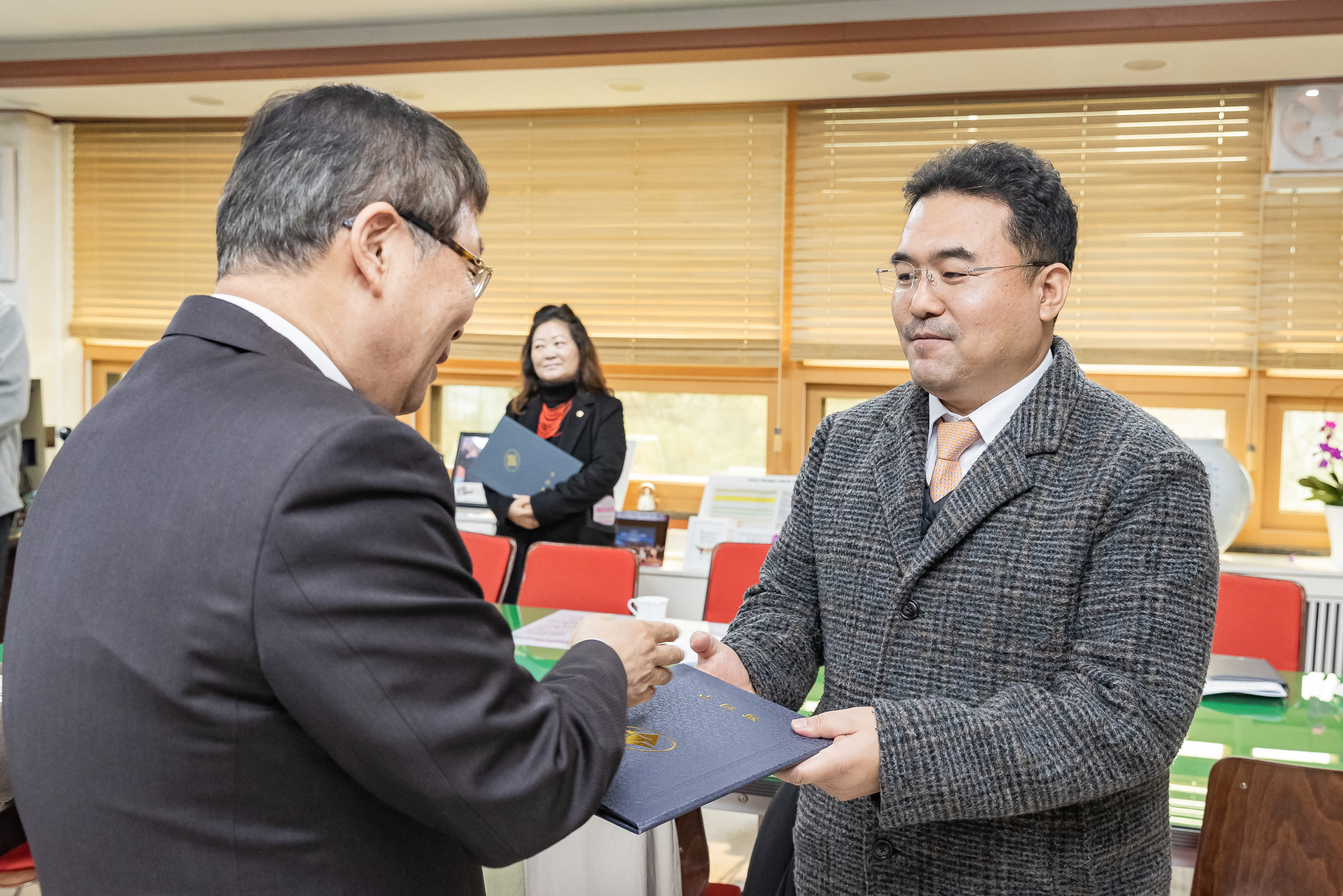 20250120-골목형상점가 심의위원 신규 위촉장 수여식 2025120_4591_G_213741.jpg