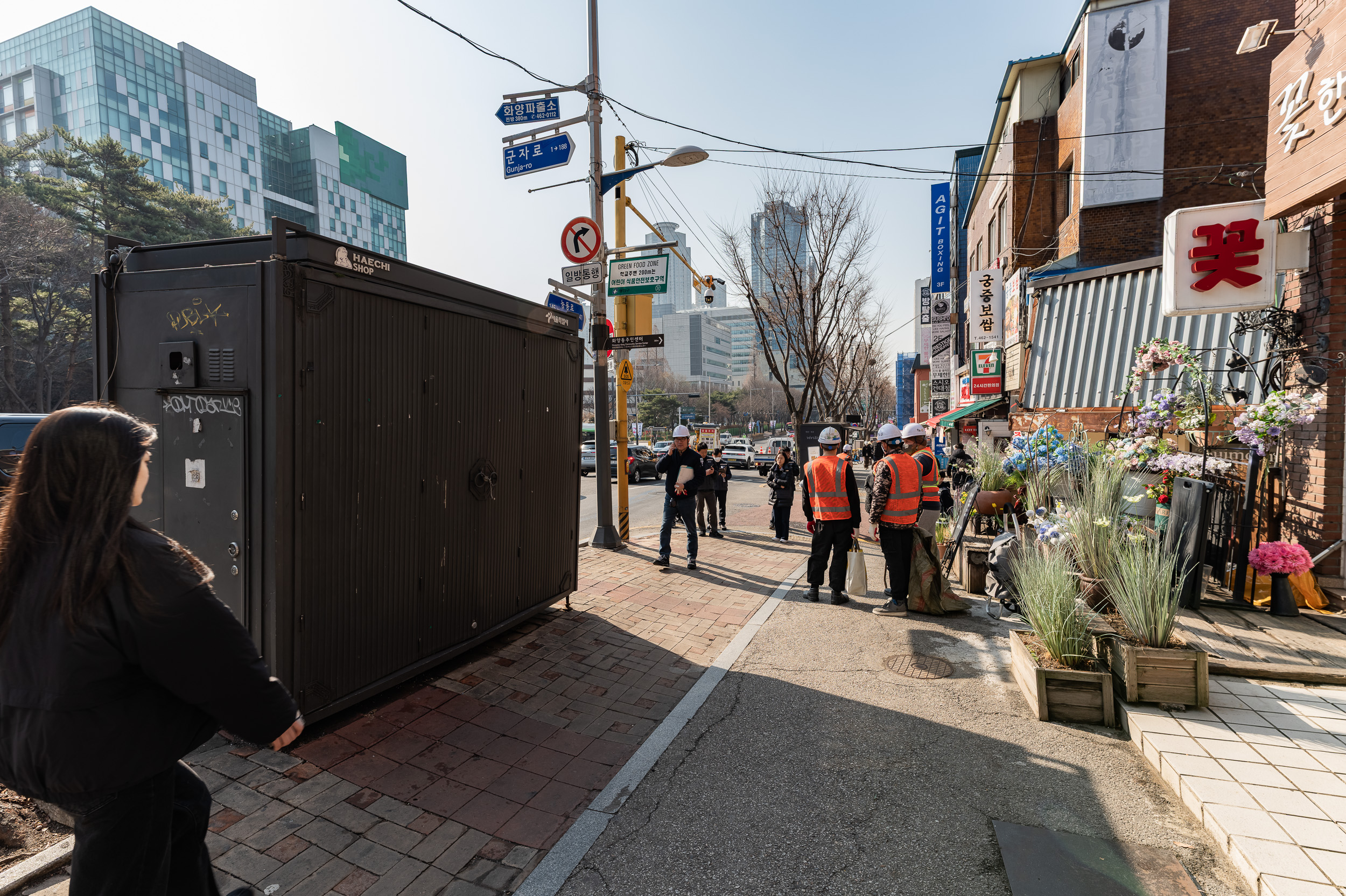 20250306-건대입구역 능동로 노점 정비 현장 20250306-06900_L_163632.jpg