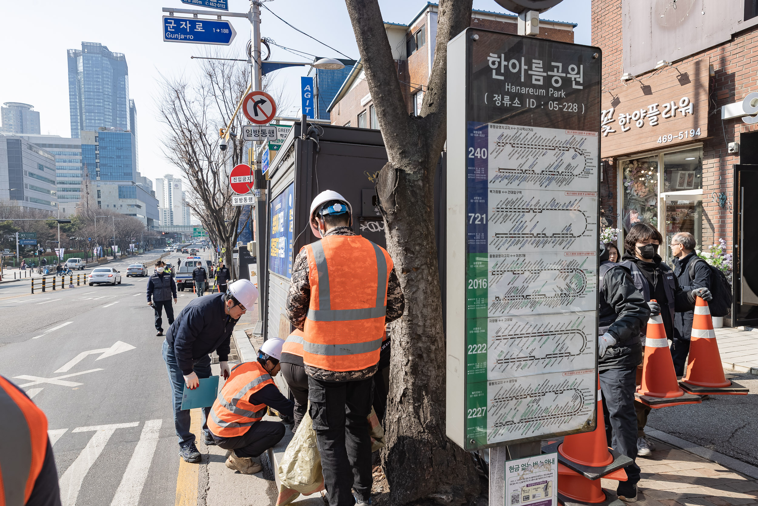20250306-건대입구역 능동로 노점 정비 현장 20250306-06959_L_163634.jpg