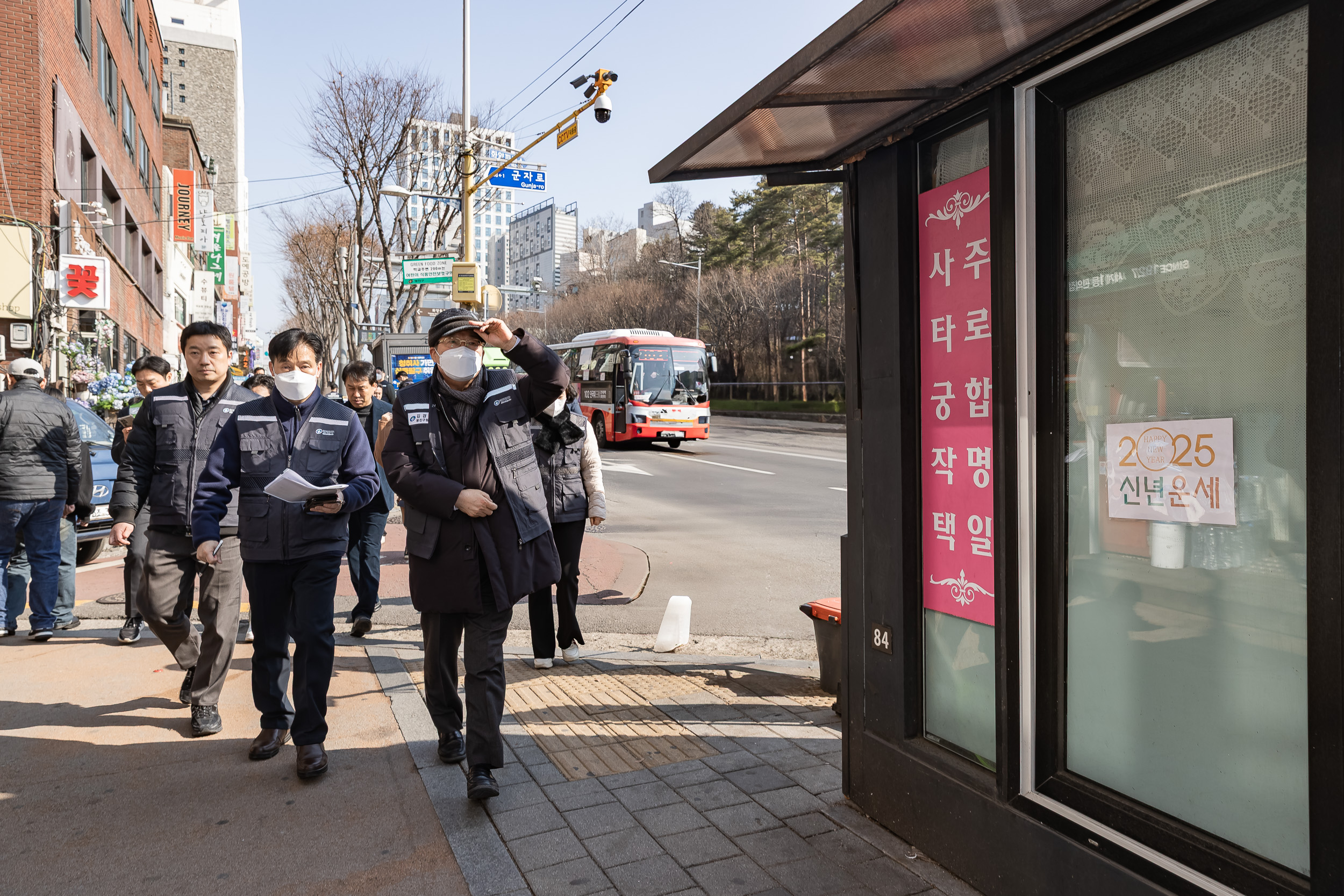 20250306-건대입구역 능동로 노점 정비 현장 20250306-07116_L_163637.jpg