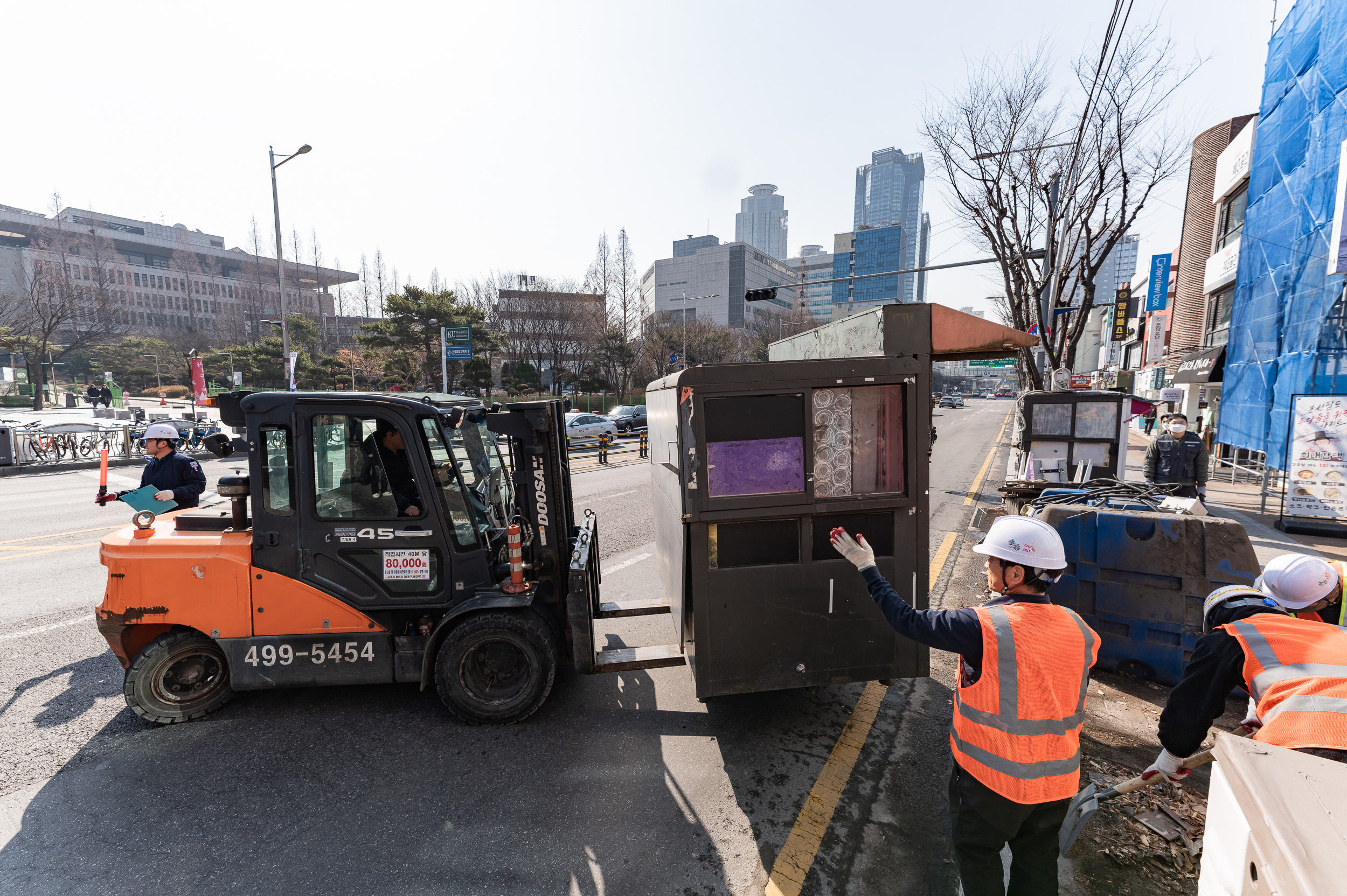 20250306-건대입구역 능동로 노점 정비 현장 20250306-07310_L_163639.jpg