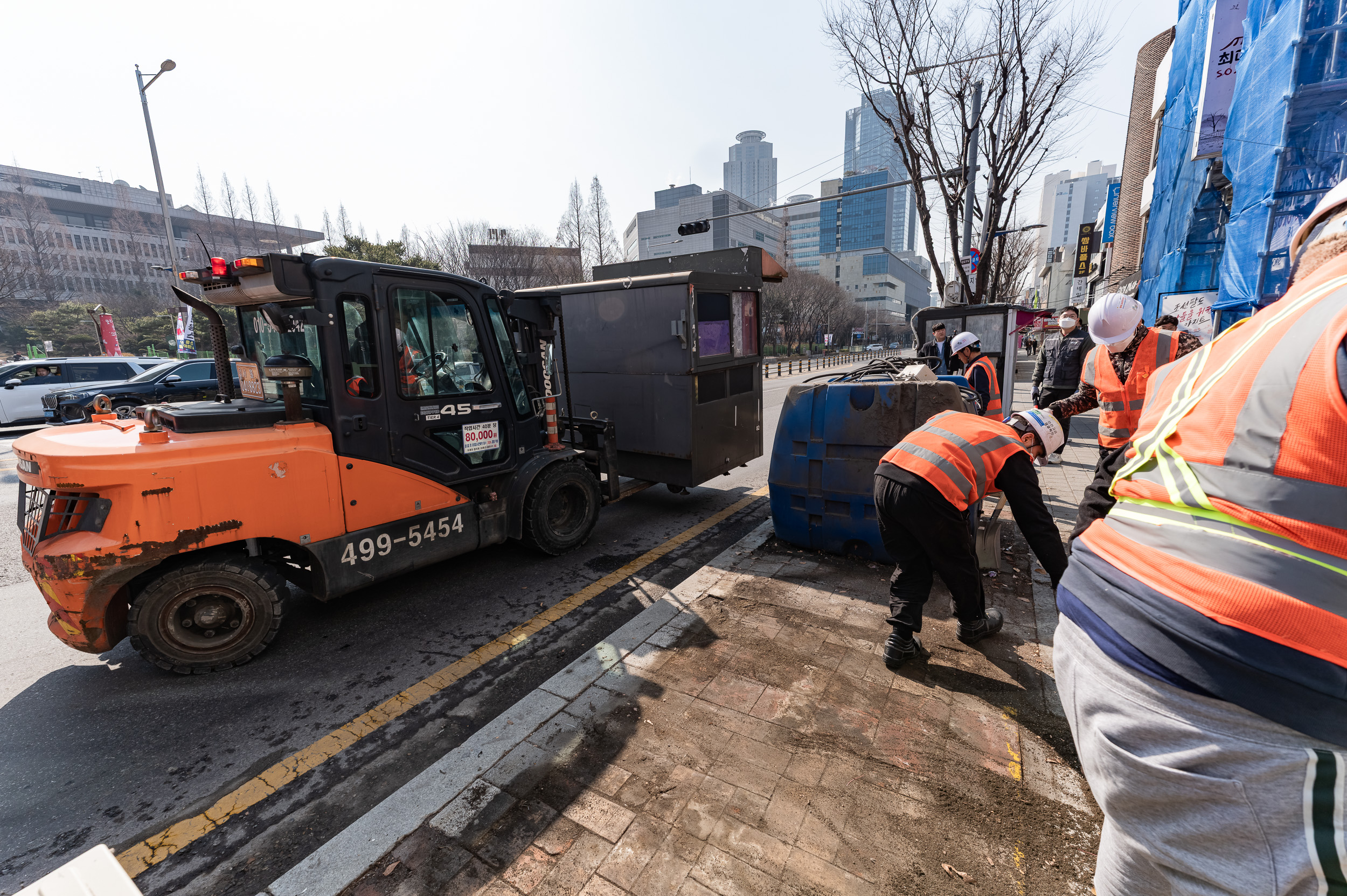 20250306-건대입구역 능동로 노점 정비 현장 20250306-07358_L_163640.jpg