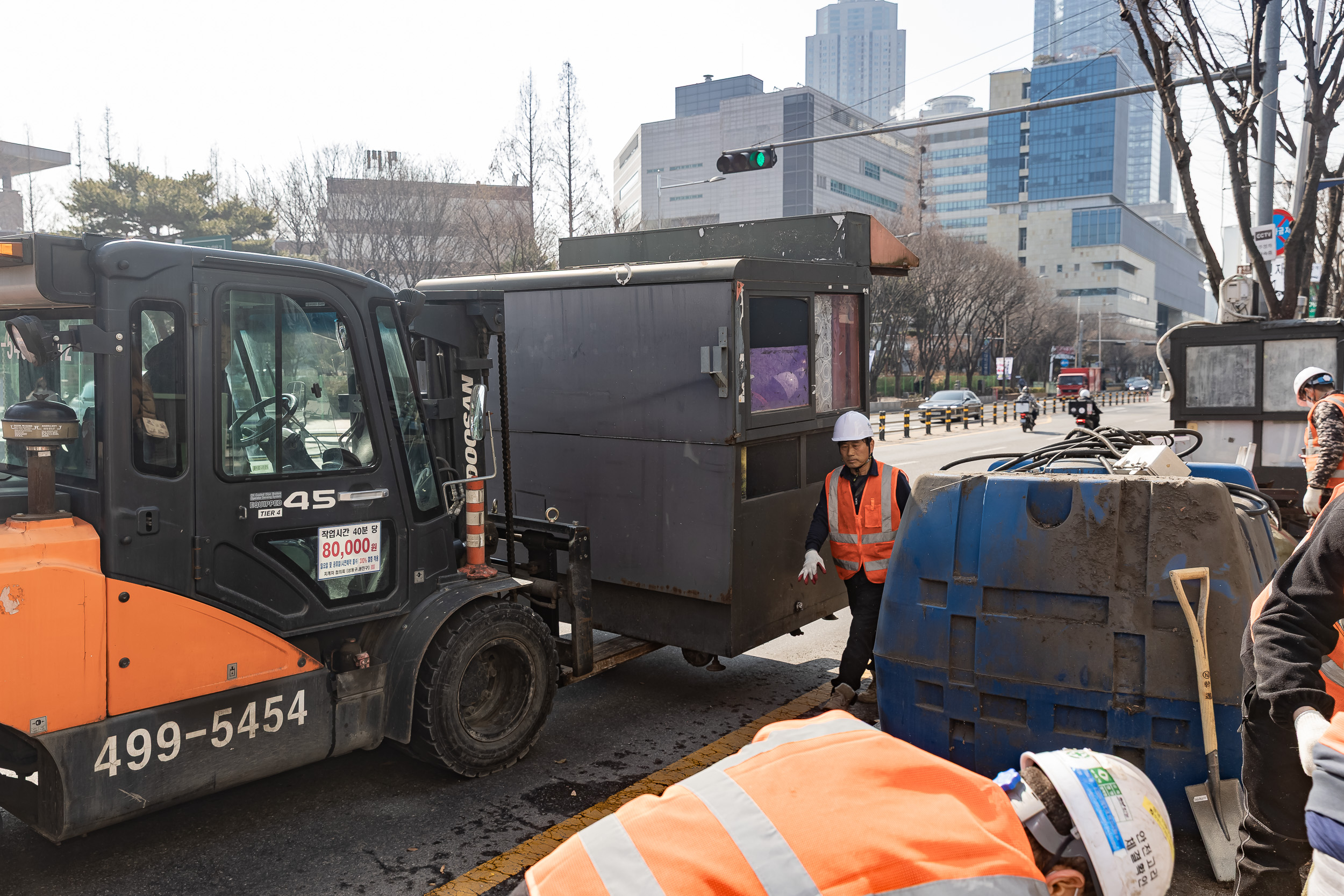 20250306-건대입구역 능동로 노점 정비 현장 20250306-07370_L_163640.jpg