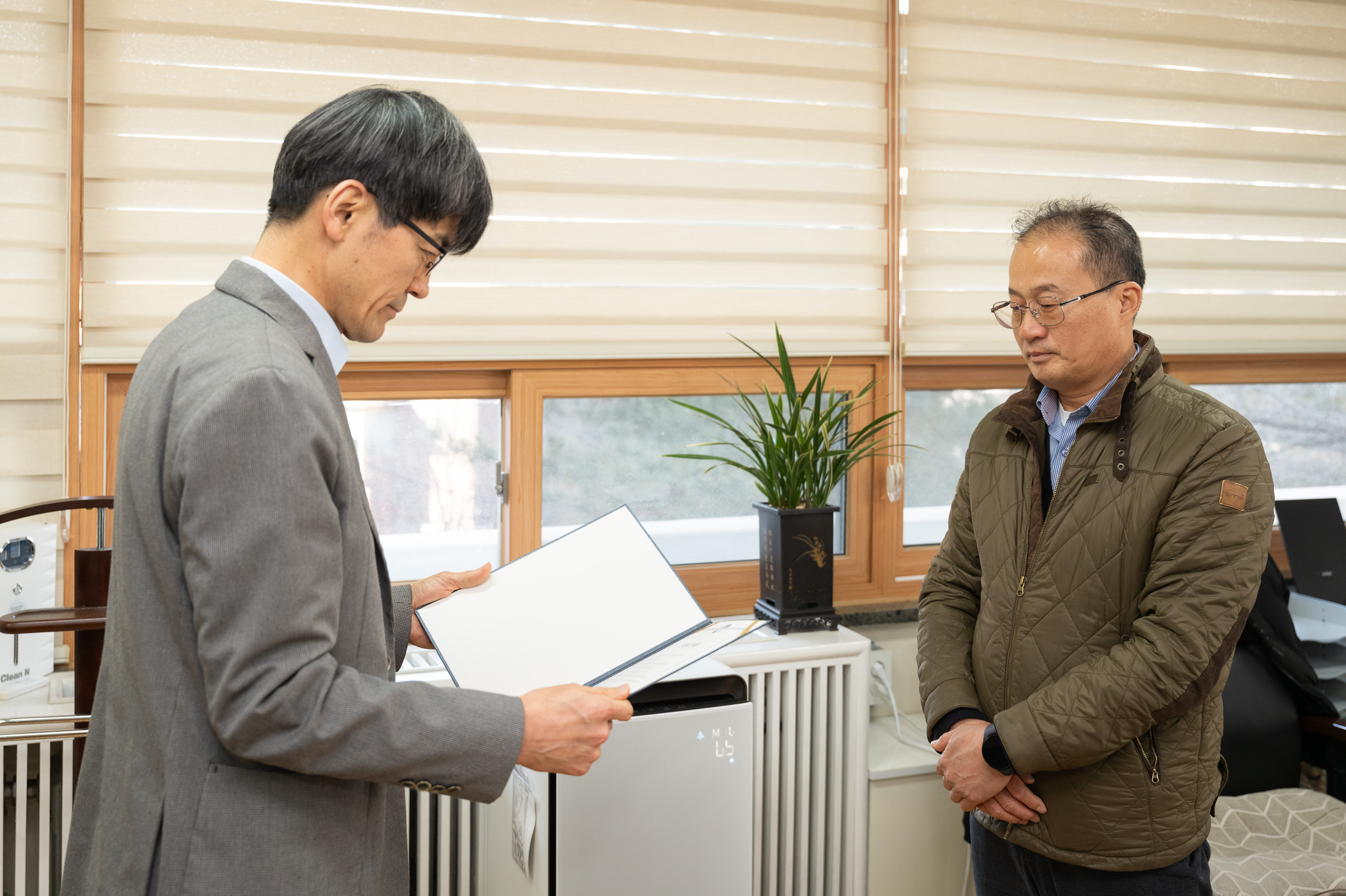 20250218-자양15번가 골목형상점가 지정서 및 상인회등록증 전달식 20250218-6904_G_155242.jpg