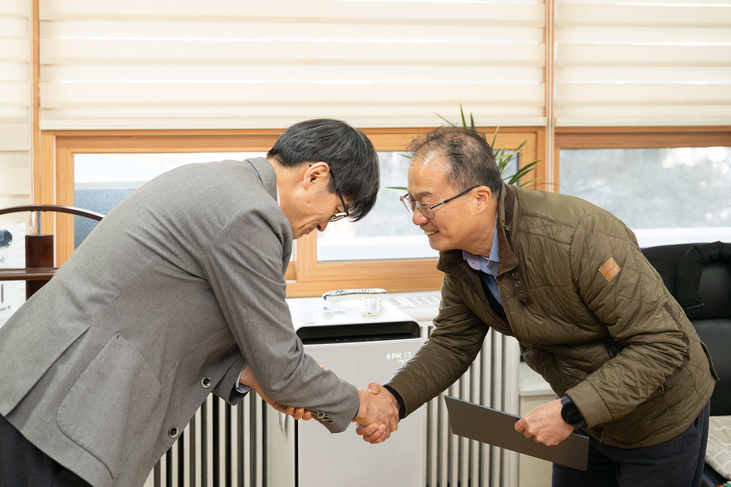 20250218-자양15번가 골목형상점가 지정서 및 상인회등록증 전달식 20250218-6909_G_155242.jpg