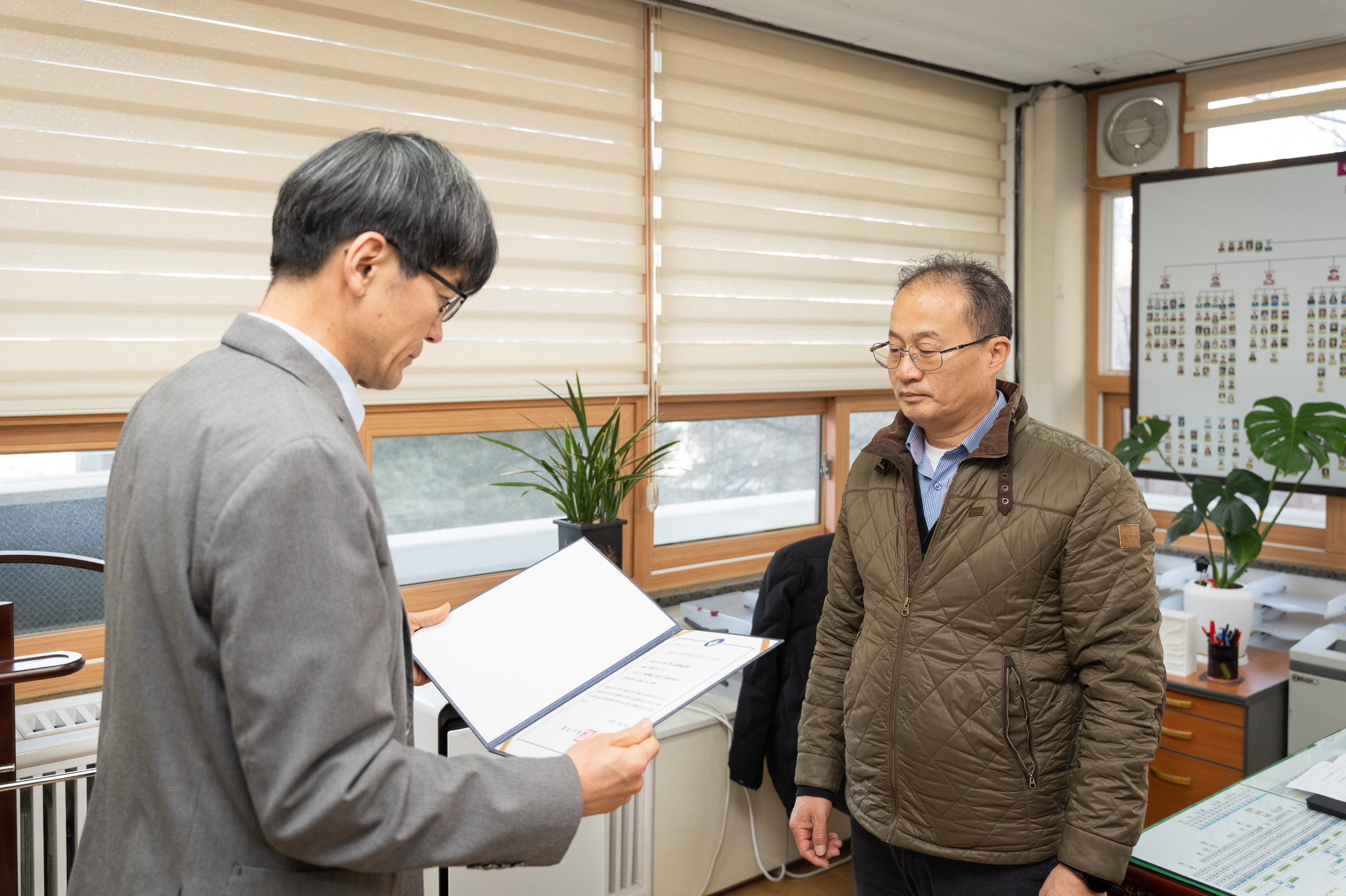 20250218-자양15번가 골목형상점가 지정서 및 상인회등록증 전달식 20250218-6881_G_155242.jpg