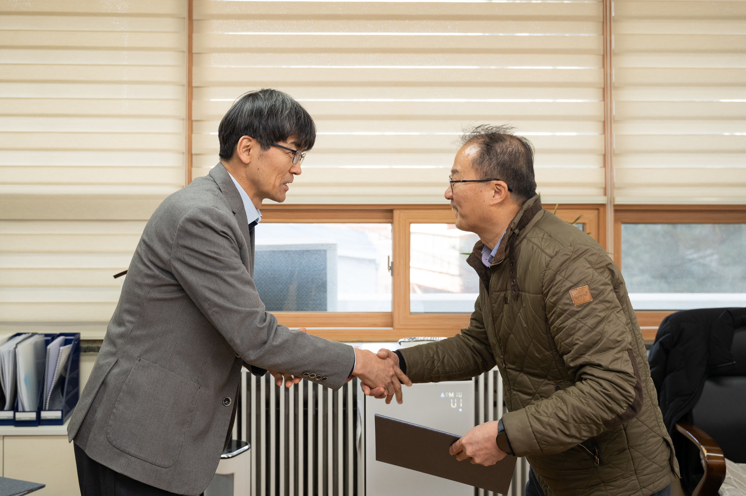 20250218-자양15번가 골목형상점가 지정서 및 상인회등록증 전달식 20250218-6887_G_155242.jpg