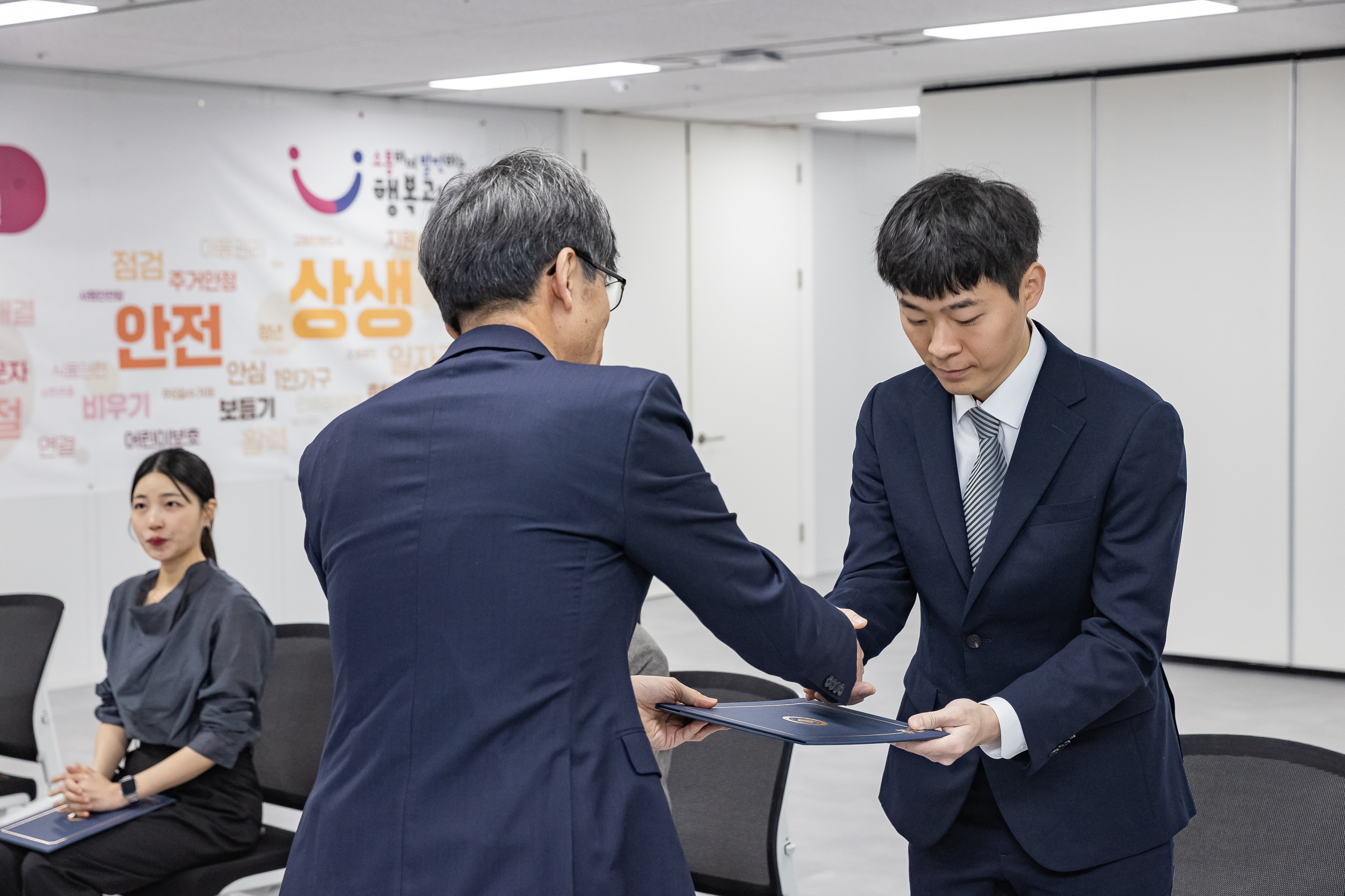 20251117-2025년 하반기 과학기술직 신규임용 발령장 수여식 20251117-8266_L_160049.jpg