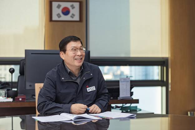 20251230-언론매체 주간조선지와 인터뷰중인 광진구청장