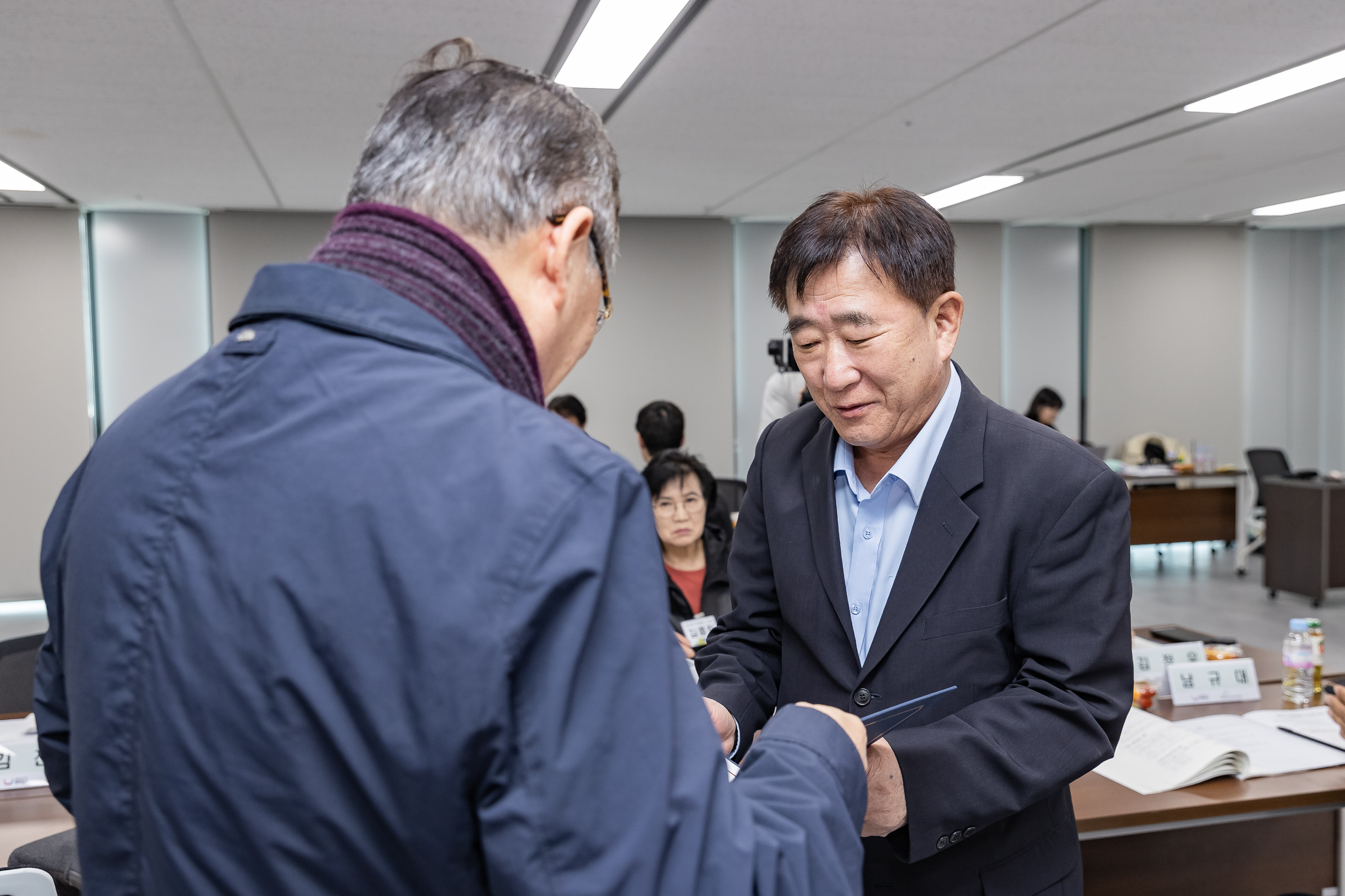 20251107-공약이행점검 주민배심원 위촉장 수여 20251107-1640_L_202000.jpg