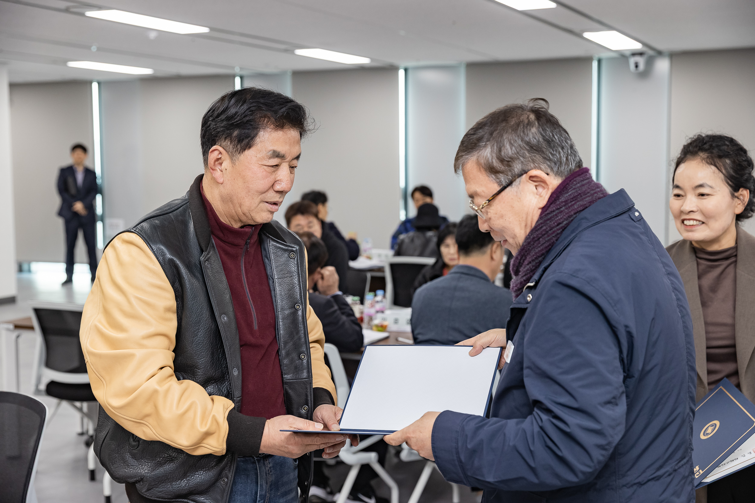 20251107-공약이행점검 주민배심원 위촉장 수여 20251107-1654_L_202001.jpg