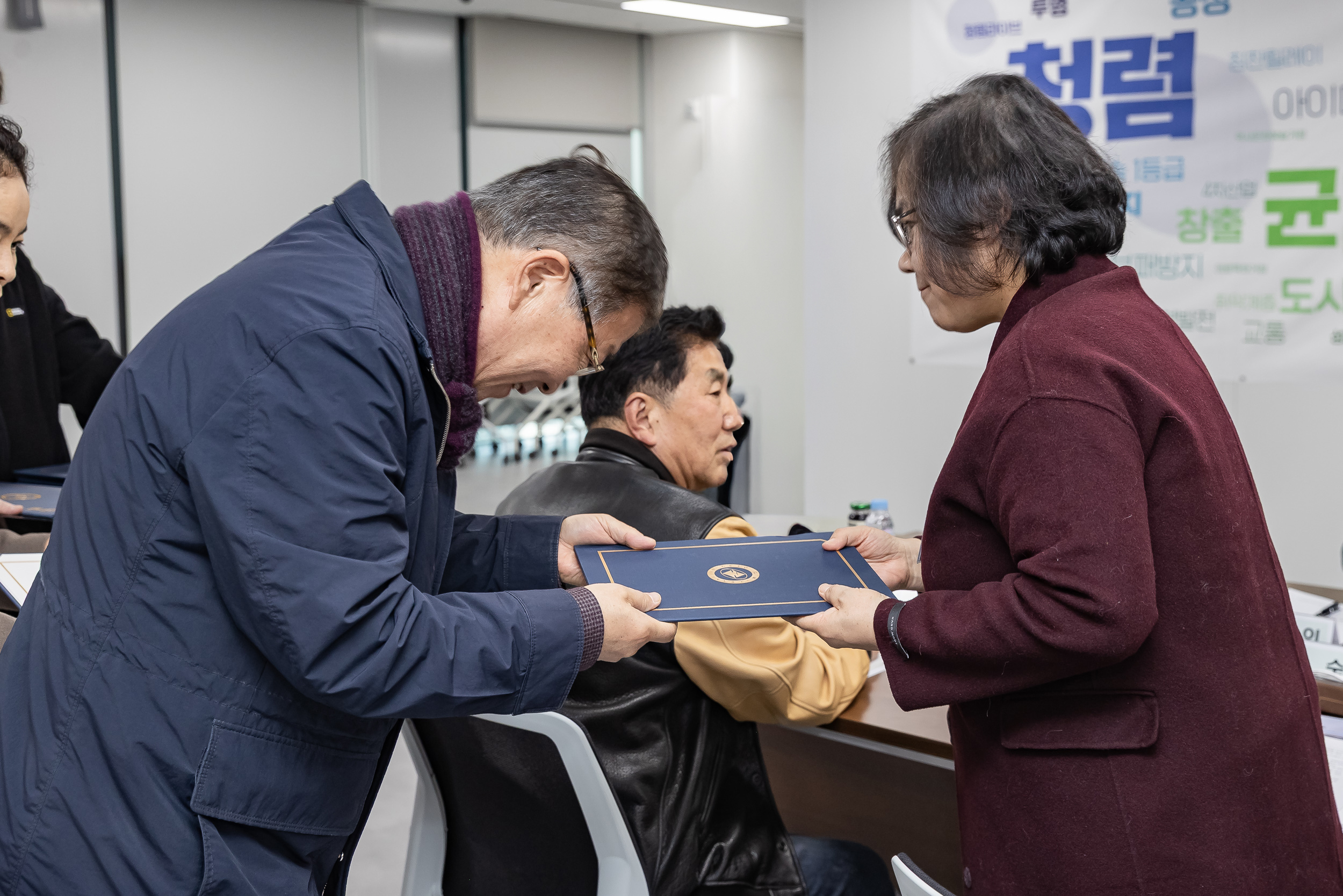 20251107-공약이행점검 주민배심원 위촉장 수여 20251107-1660_L_202001.jpg