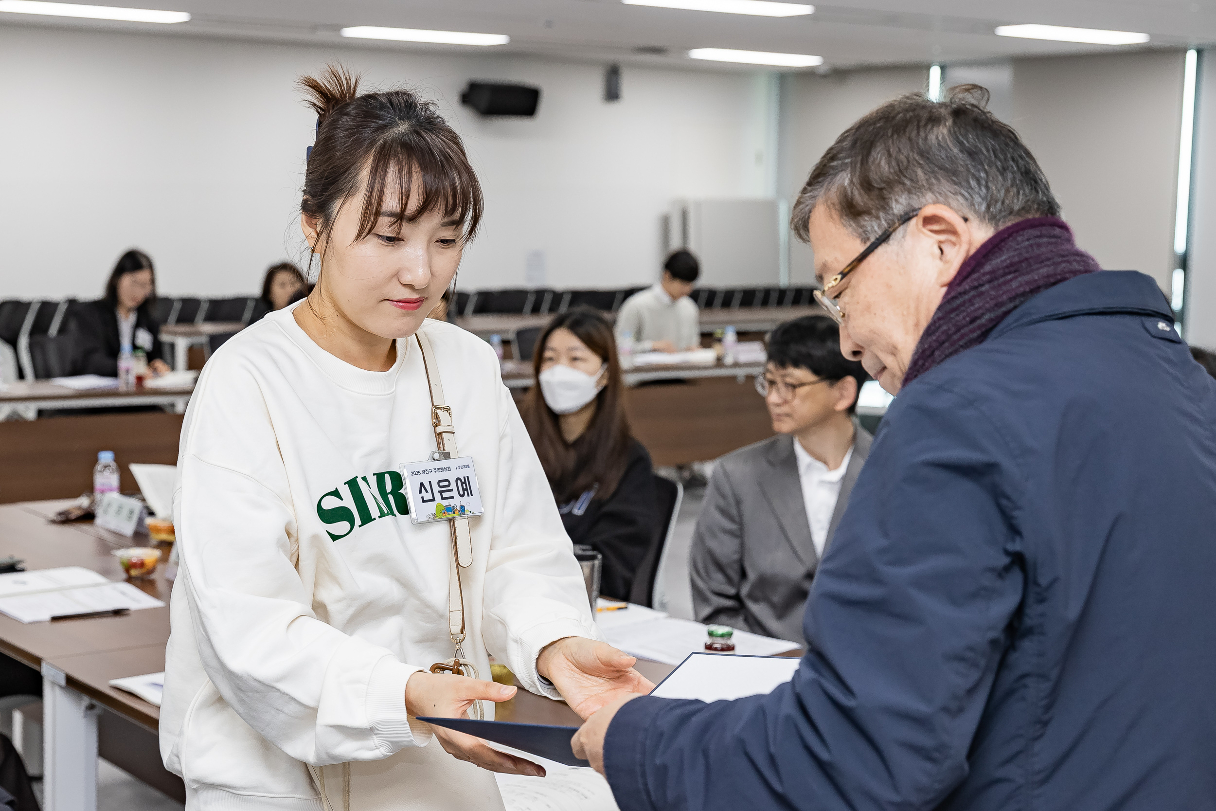 20251107-공약이행점검 주민배심원 위촉장 수여 20251107-1701_L_202001.jpg