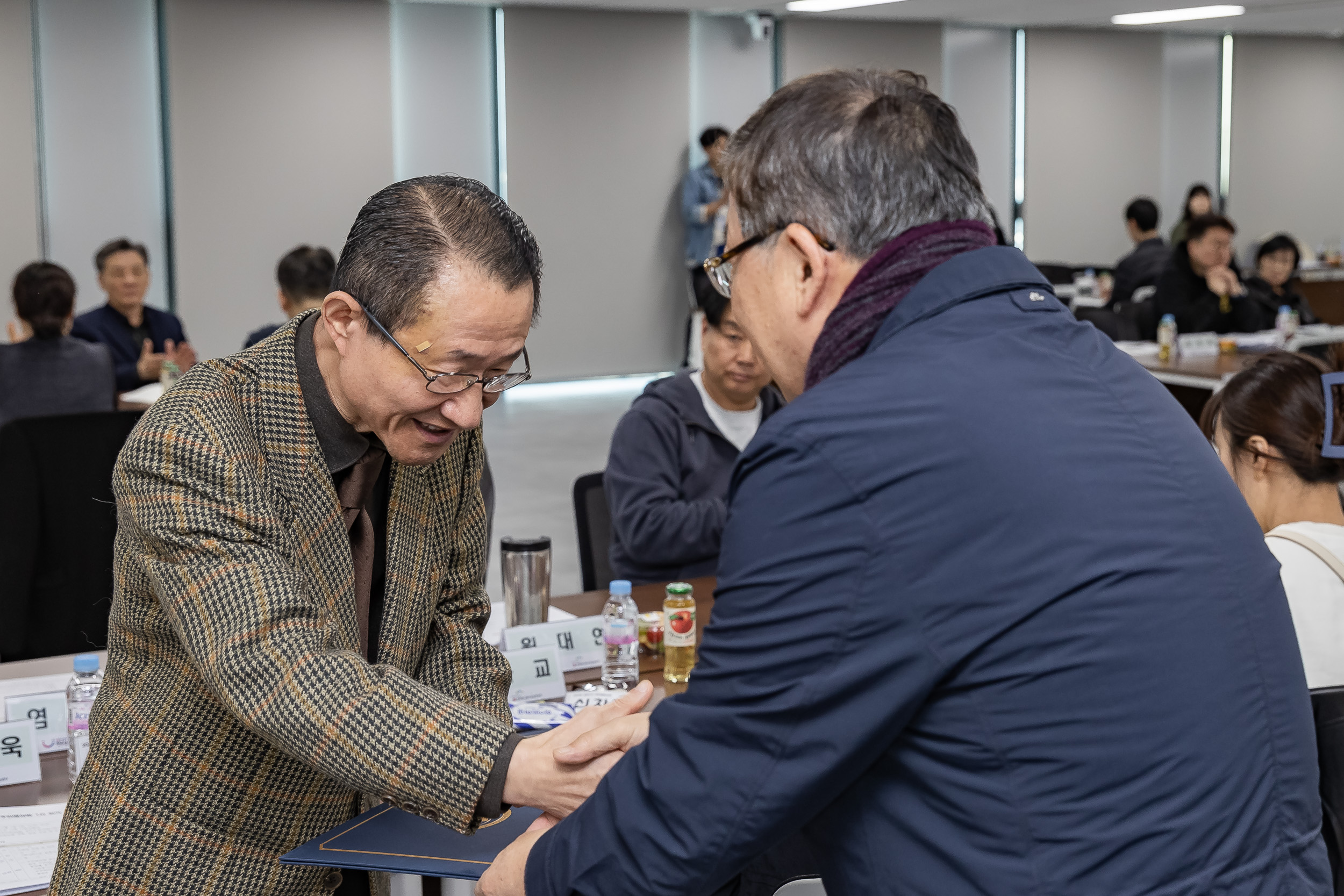 20251107-공약이행점검 주민배심원 위촉장 수여 20251107-1719_L_202001.jpg